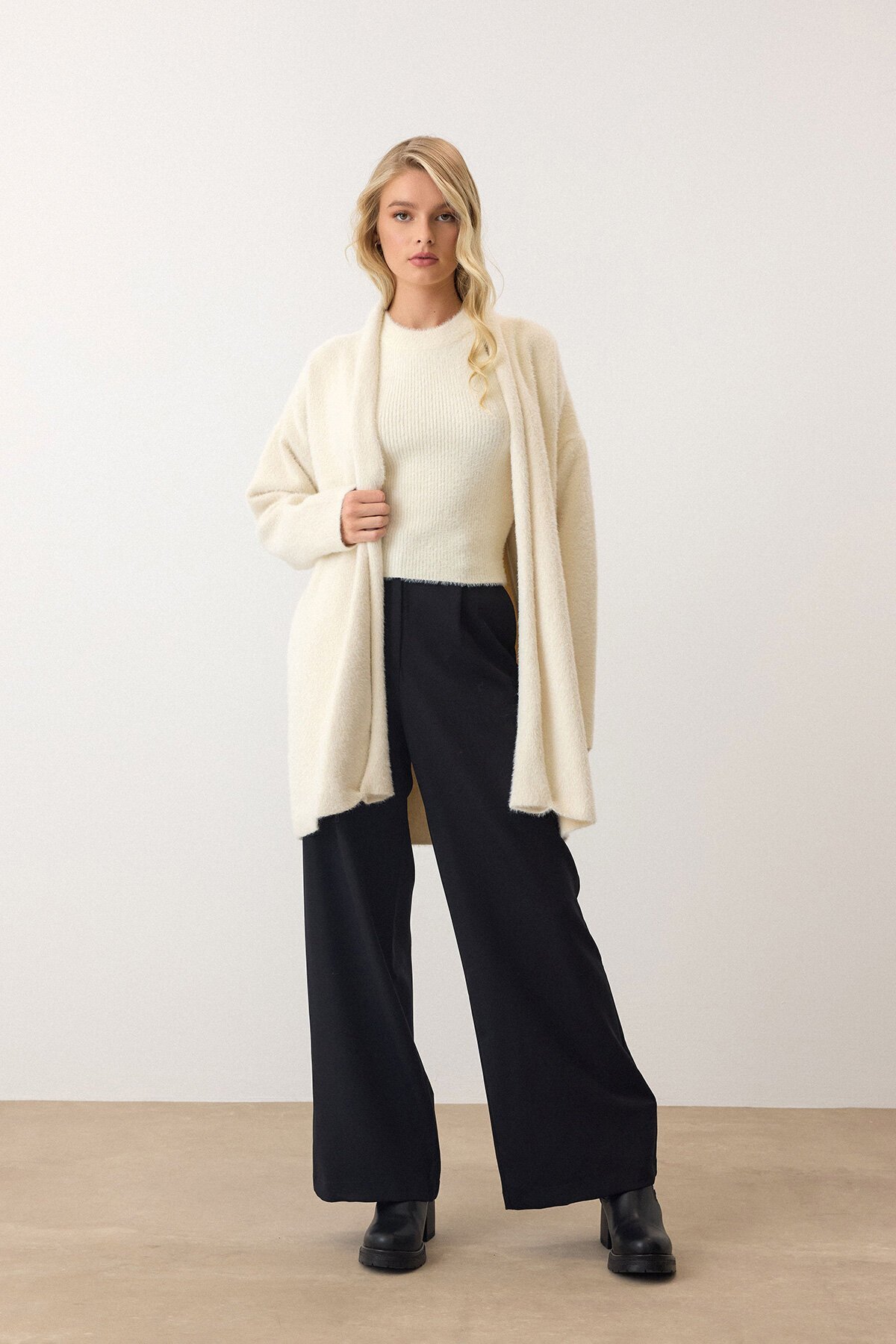 Krem Uzun Kollu Tüylü Triko Hırka