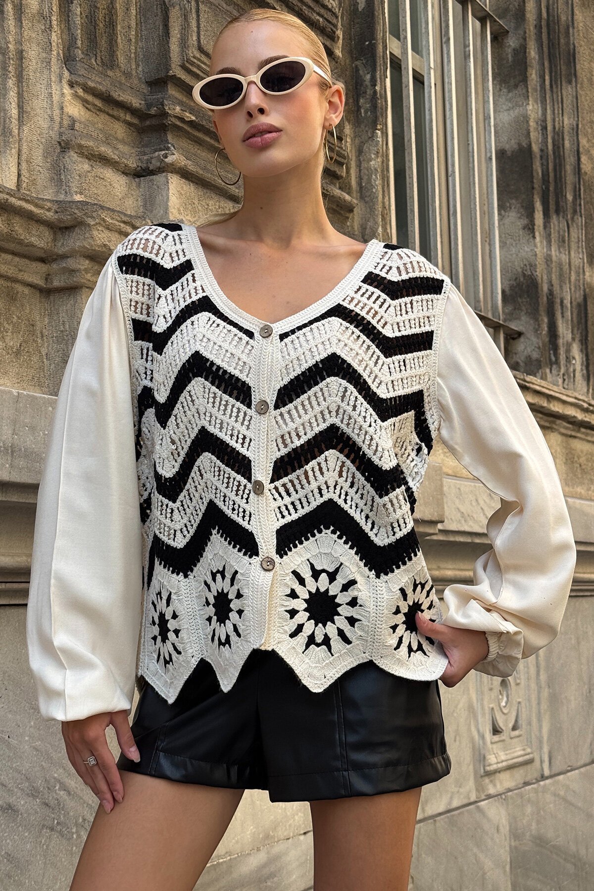 Bej Siyah V Yaka Ajur Ve Motifli Premıum Triko Hırka