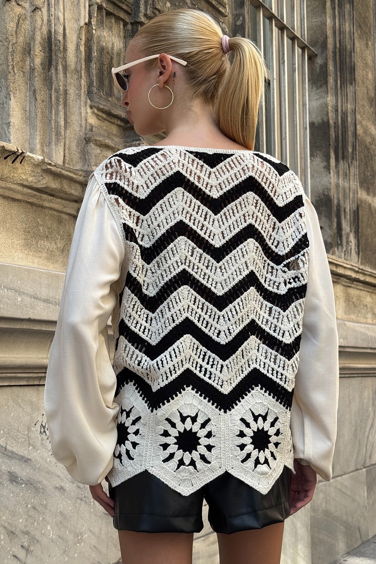 Bej Siyah V Yaka Ajur Ve Motifli Premıum Triko Hırka