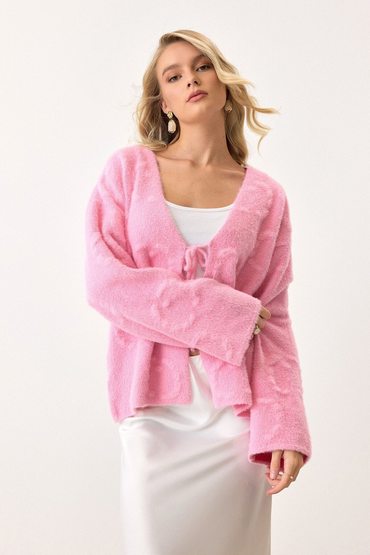 Pembe V Yaka Bağcık Detaylı Desenli Triko Hırka