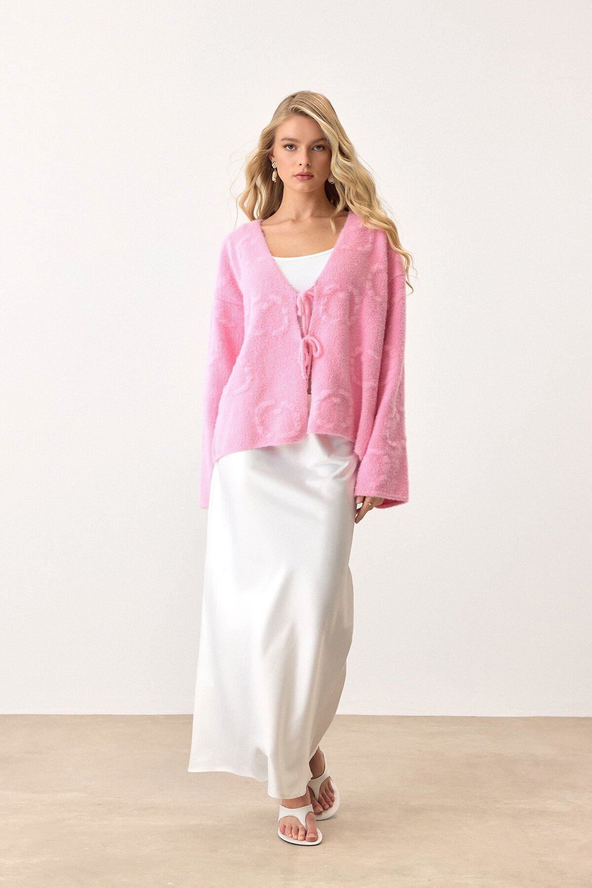 Pembe V Yaka Bağcık Detaylı Desenli Triko Hırka