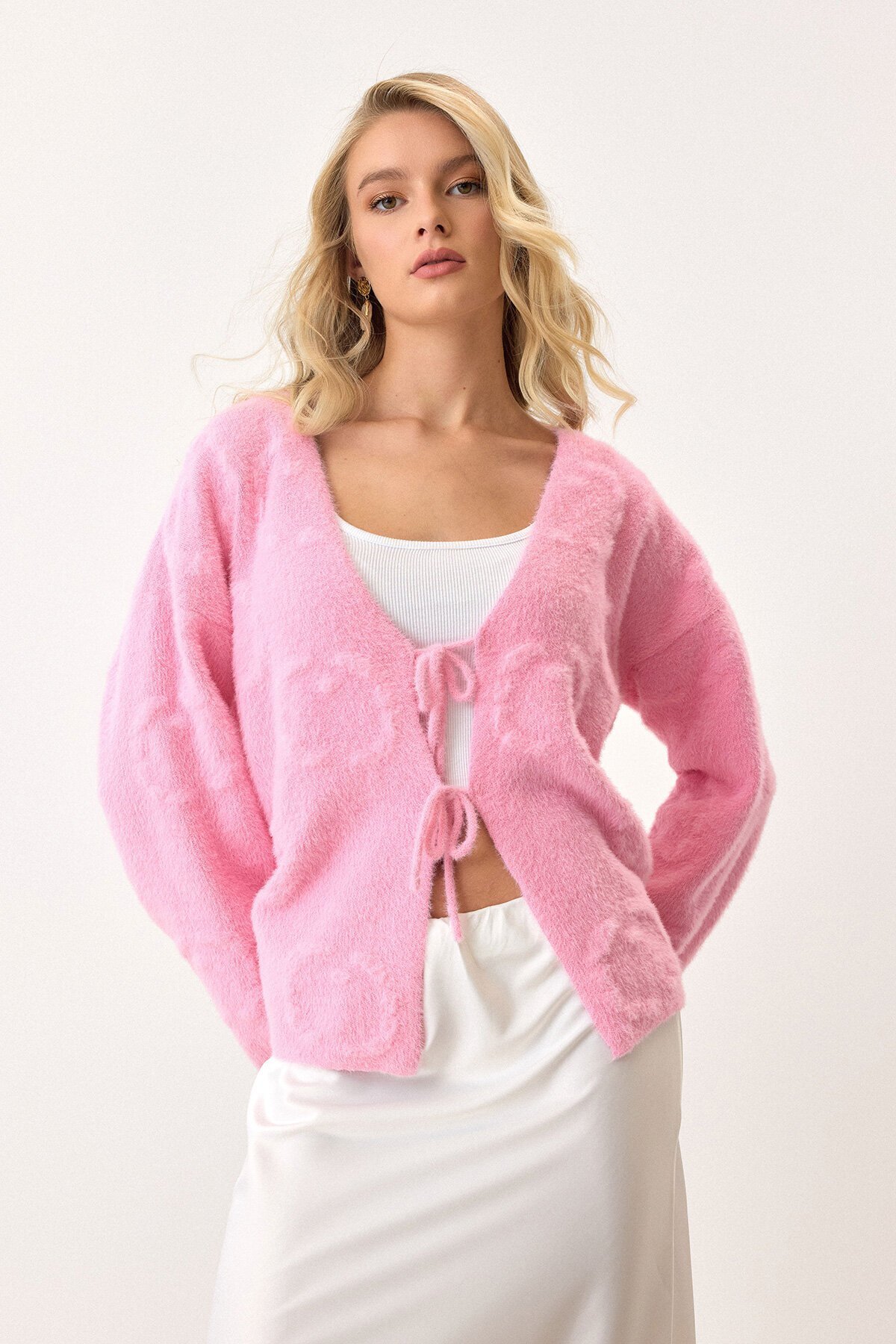 Pembe V Yaka Bağcık Detaylı Desenli Triko Hırka