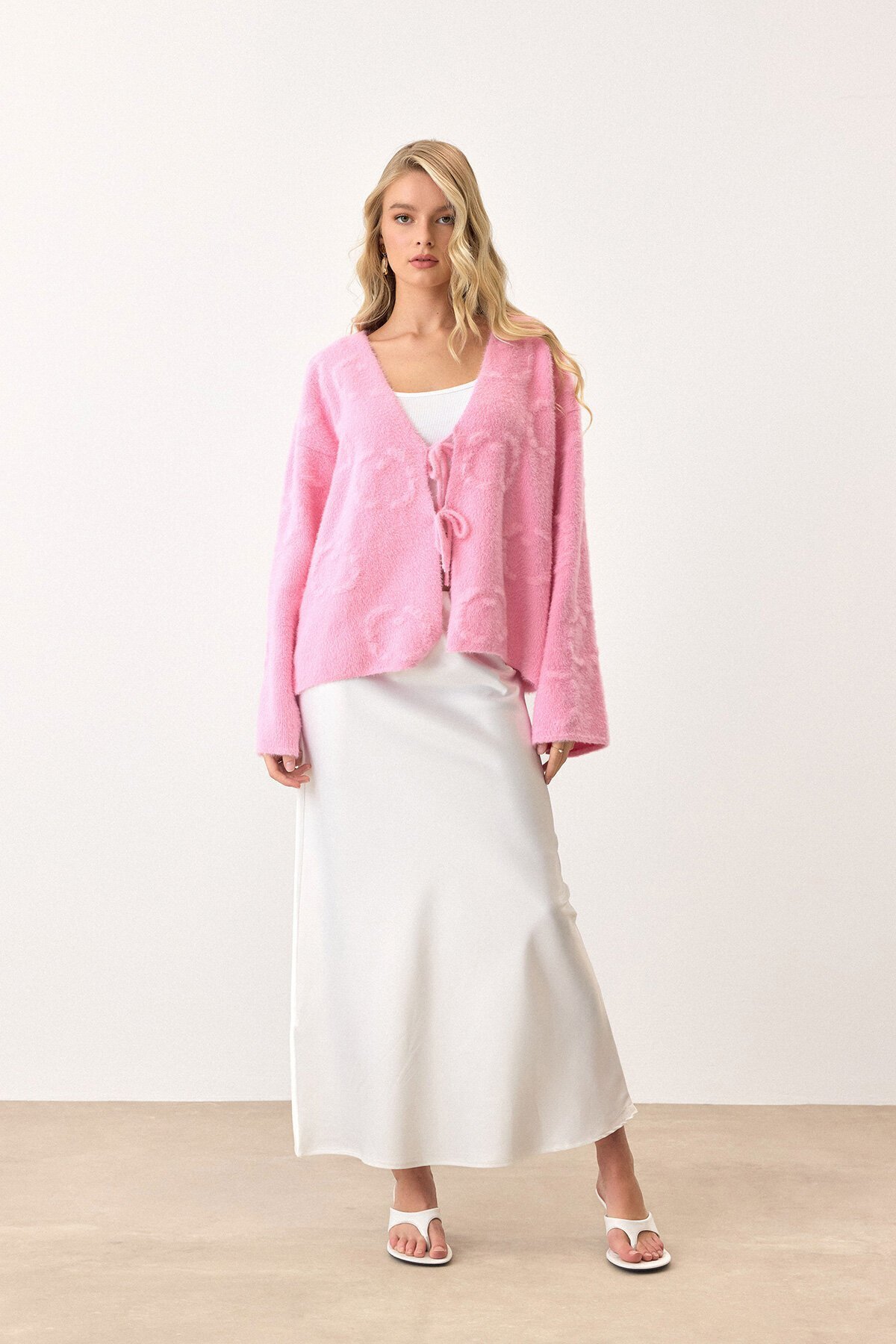 Pembe V Yaka Bağcık Detaylı Desenli Triko Hırka