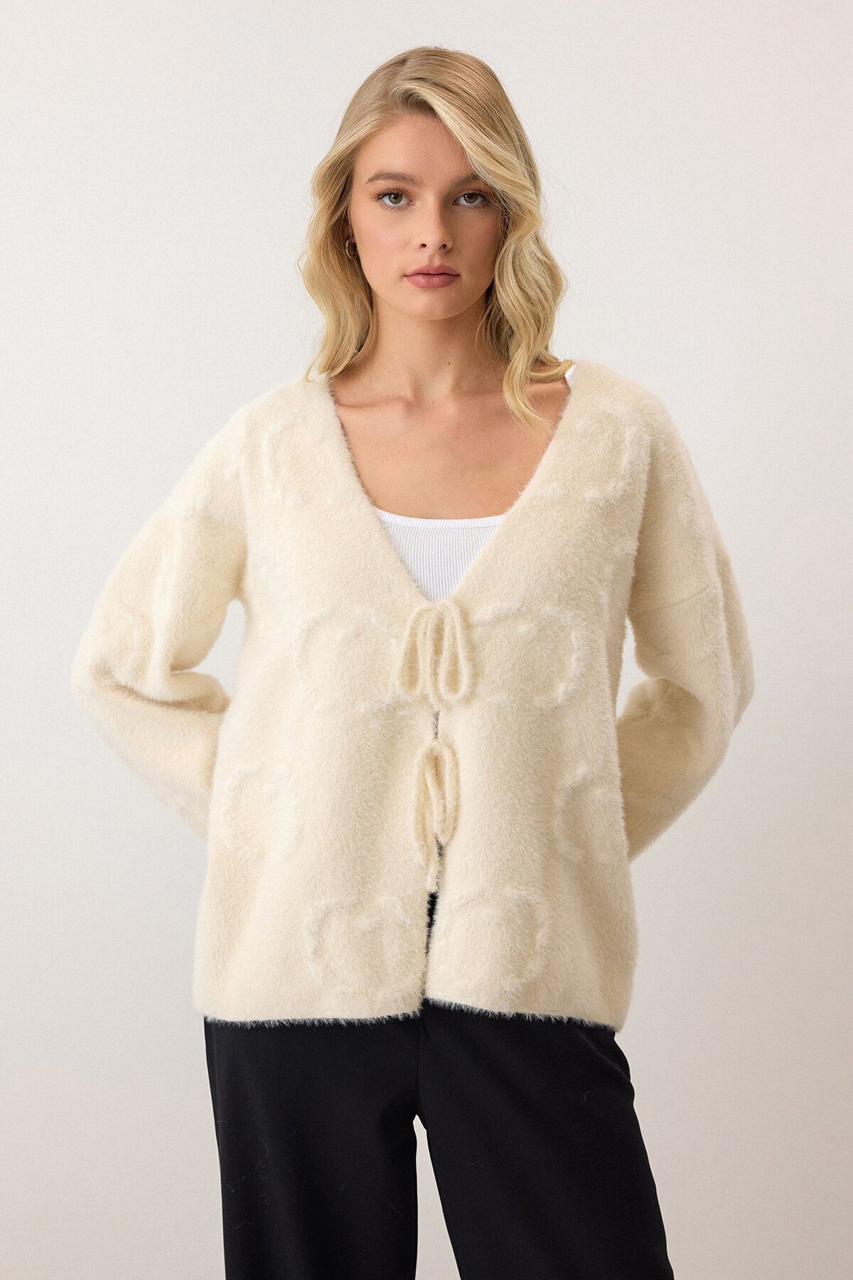 Krem V Yaka Bağcık Detaylı Desenli Triko Hırka