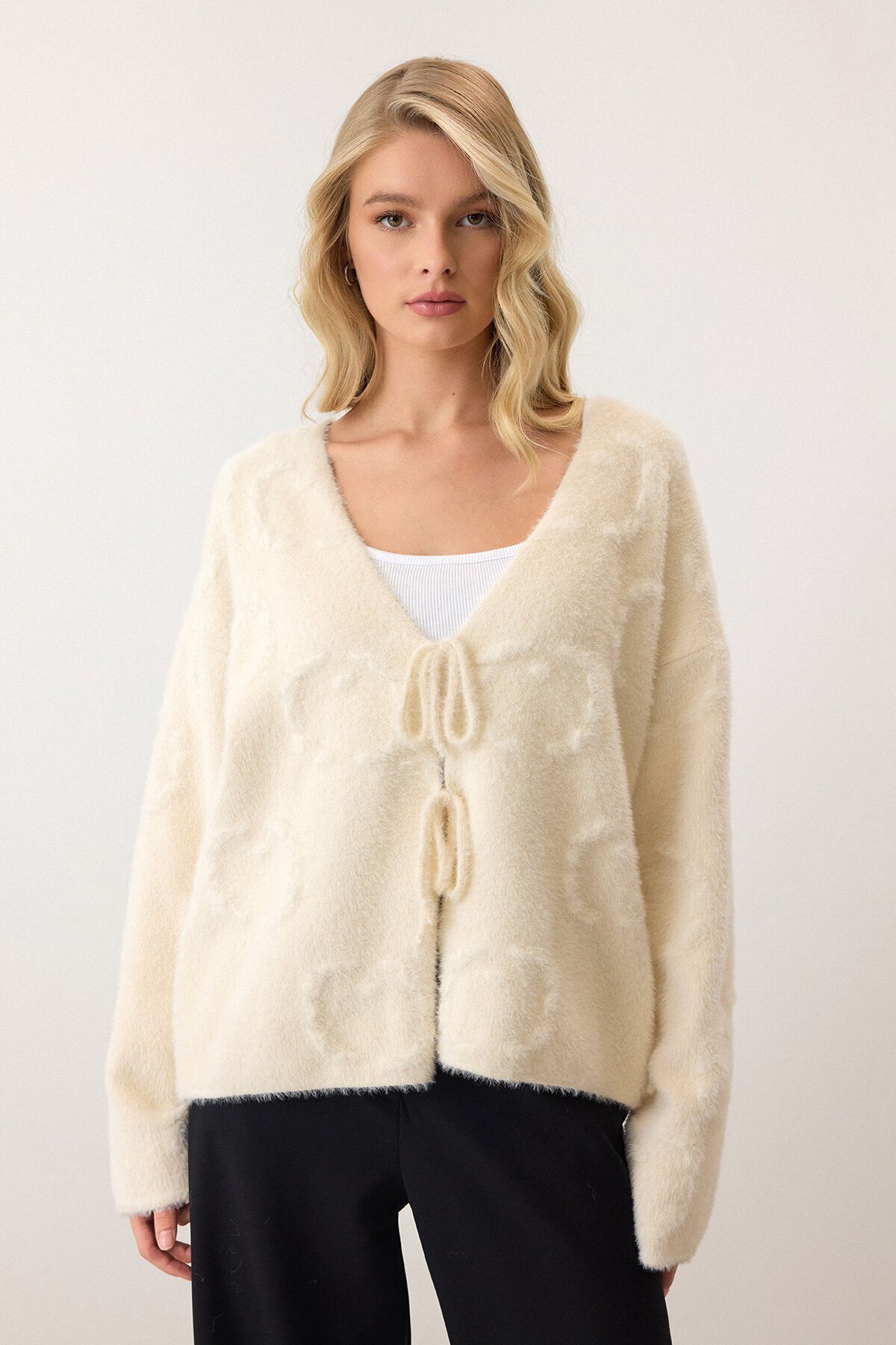 Krem V Yaka Bağcık Detaylı Desenli Triko Hırka