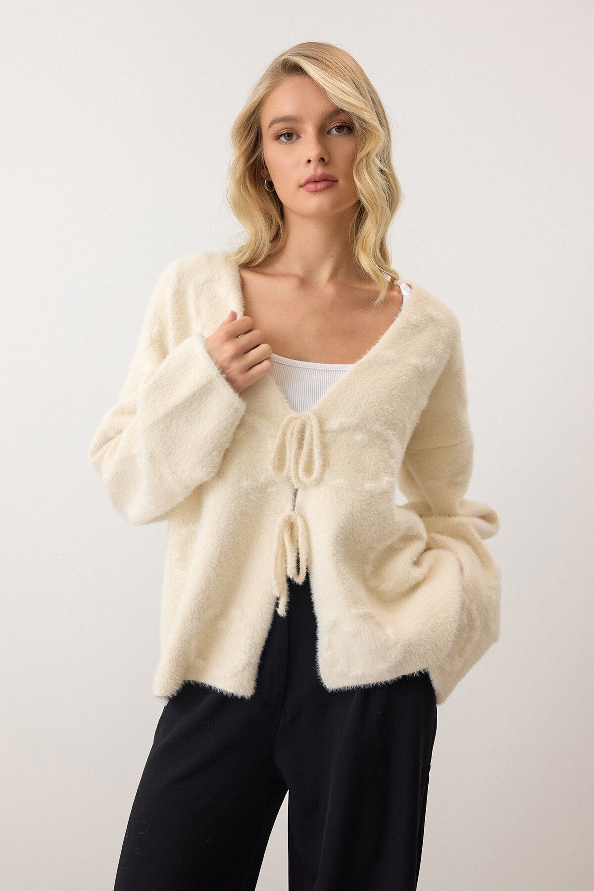 Krem V Yaka Bağcık Detaylı Desenli Triko Hırka