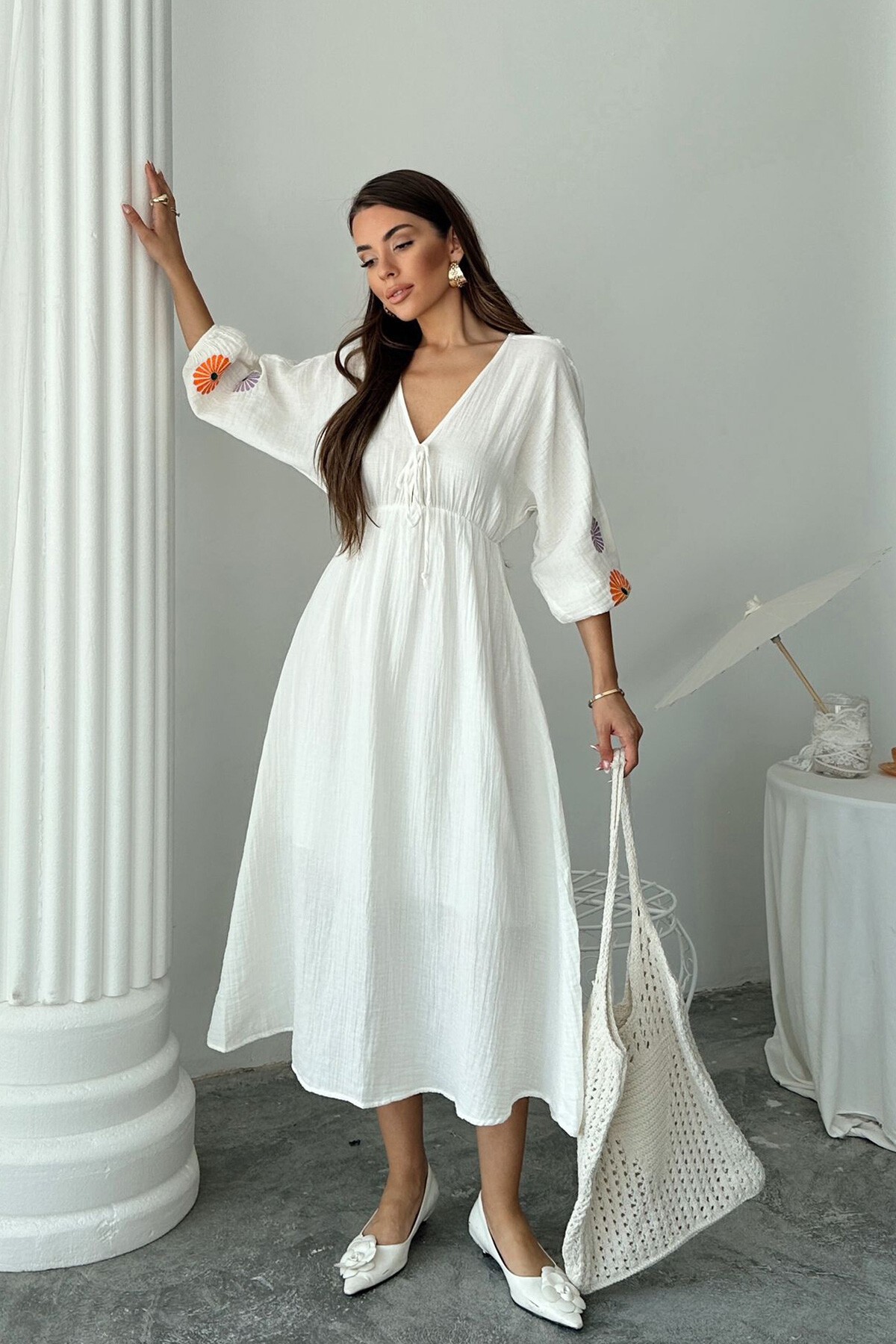 Beyaz V Yaka Balon Kol Bağcıklı Astarlı Uzun Elbise