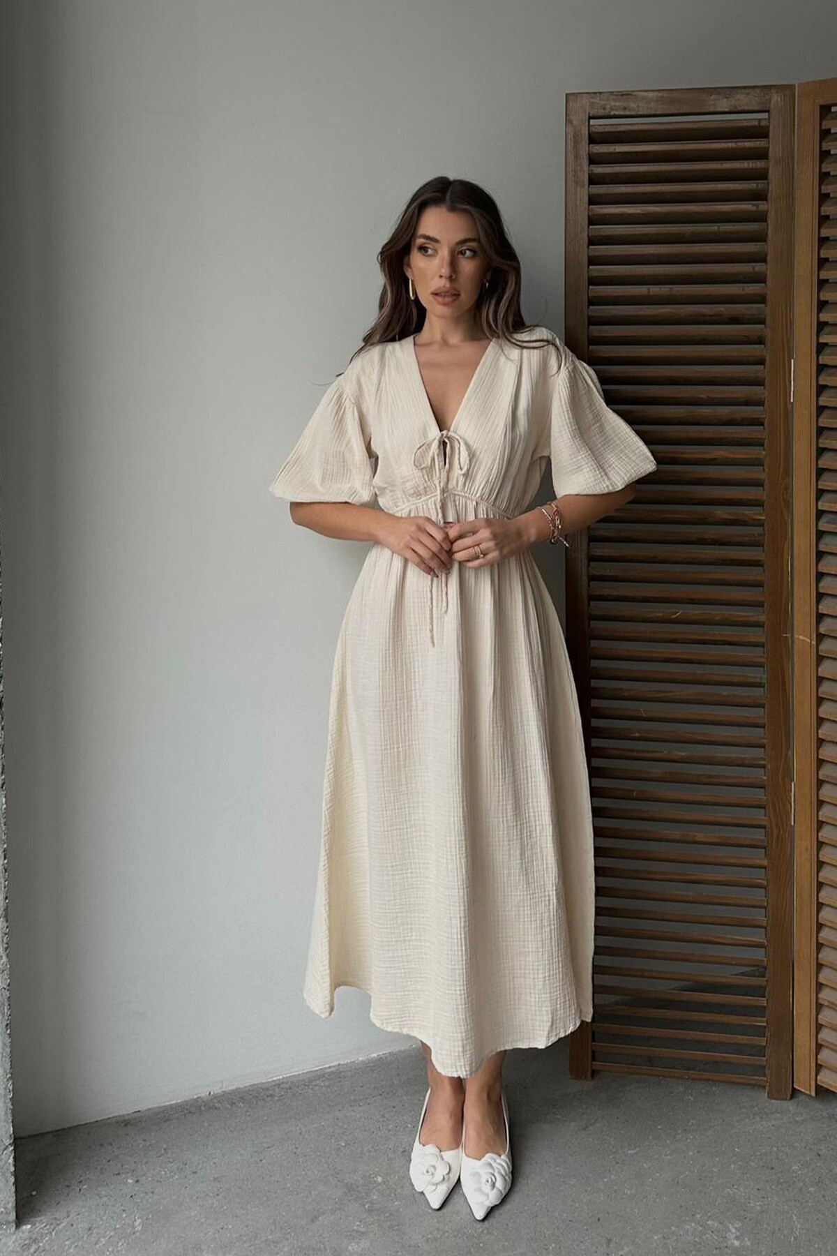 Bej V Yaka Beli Lastikli Kısa Kol Müslin Kumaş Elbise