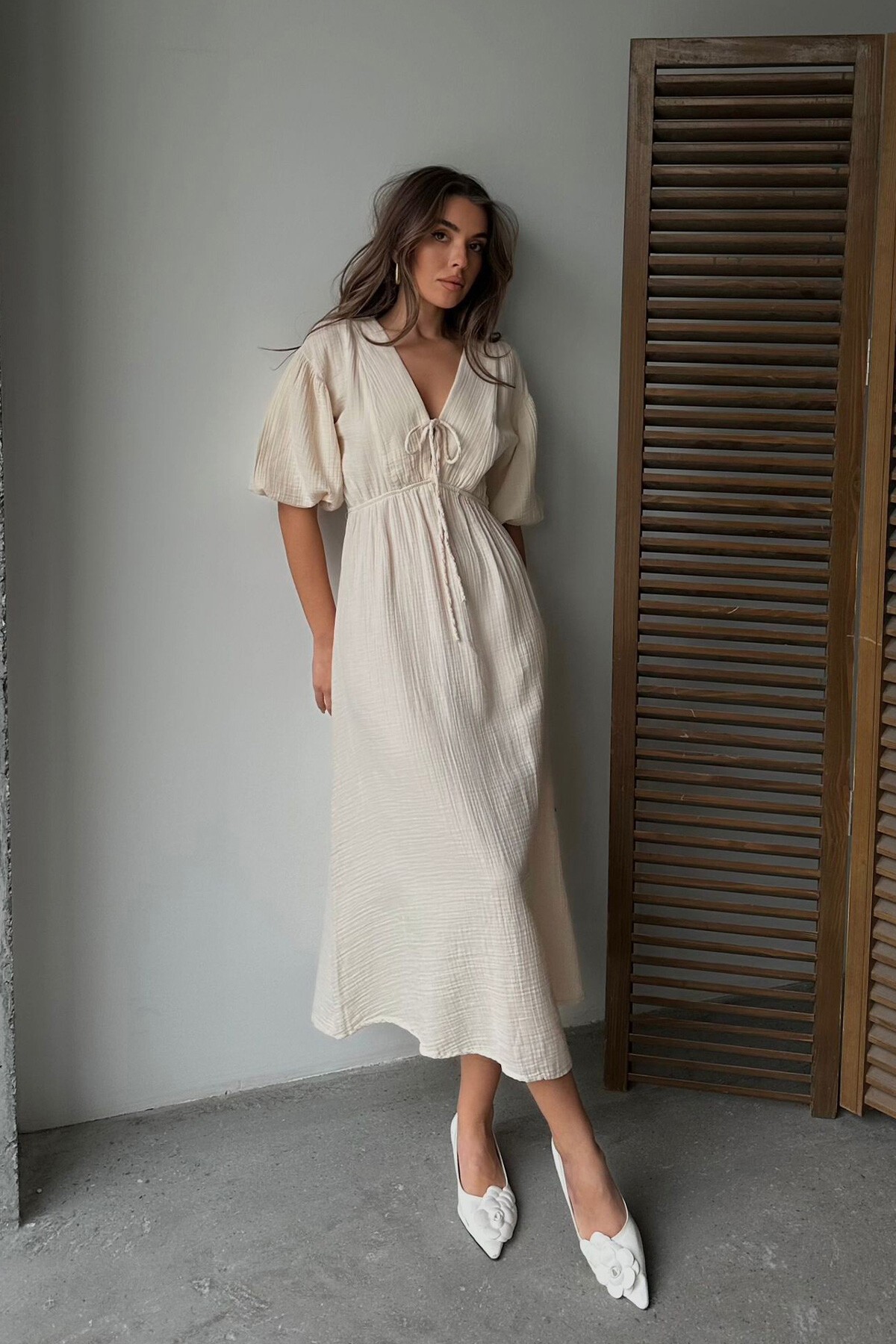 Bej V Yaka Beli Lastikli Kısa Kol Müslin Kumaş Elbise