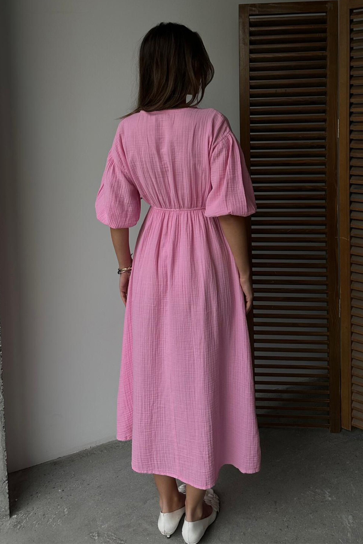 Pembe V Yaka Beli Lastikli Kısa Kol Müslin Kumaş Elbise