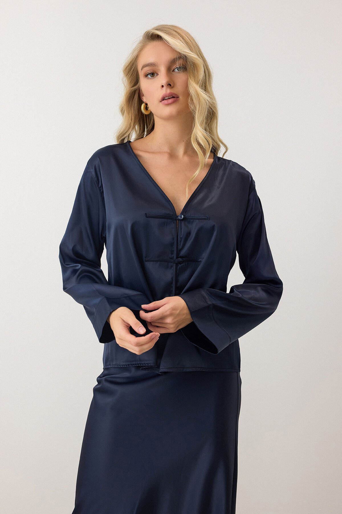 Lacivert V Yaka Düğme Detaylı Saten İkili Takım