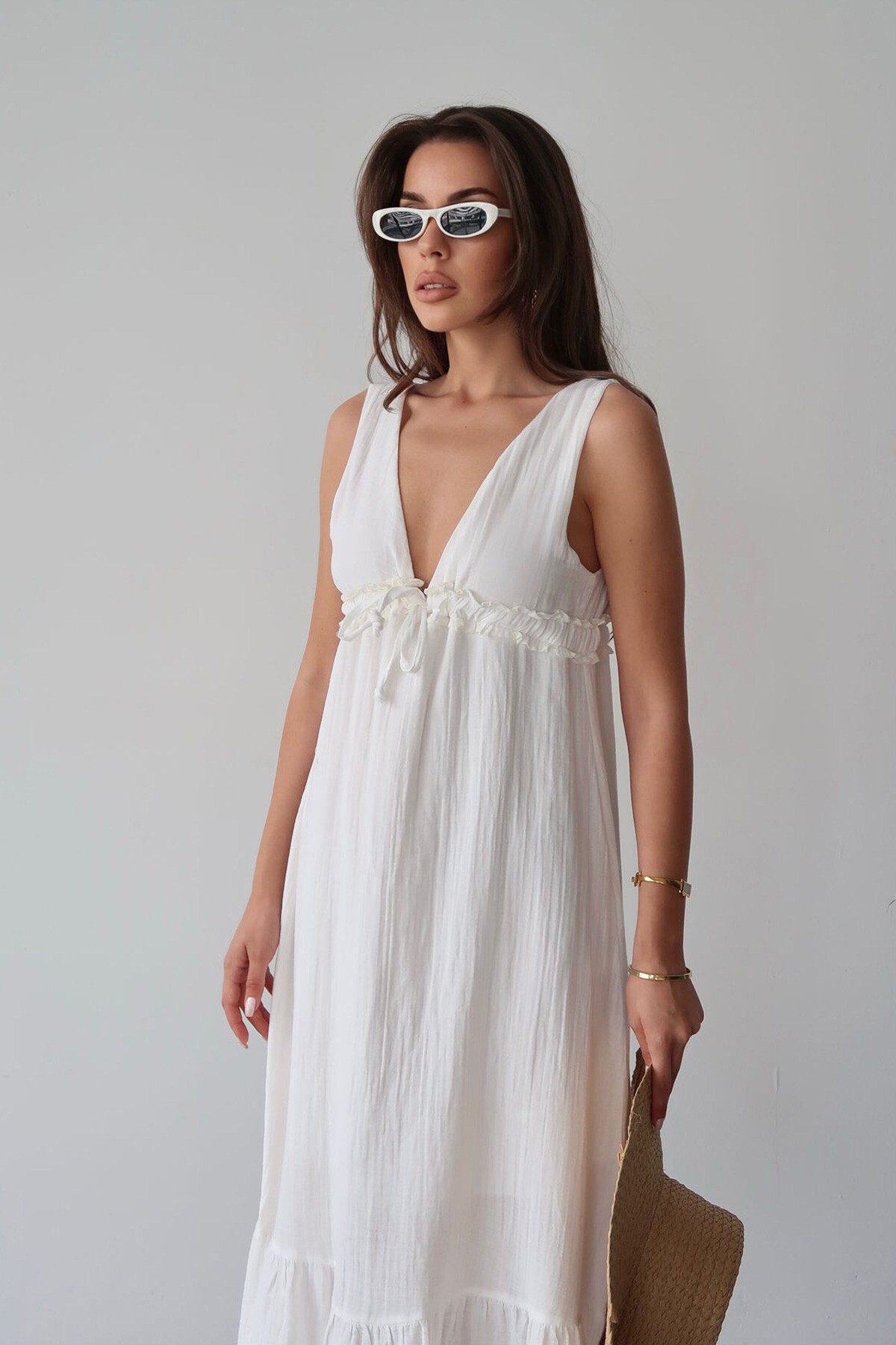 Beyaz V Yaka Fırfır Detaylı Astarlı Müslin Elbise