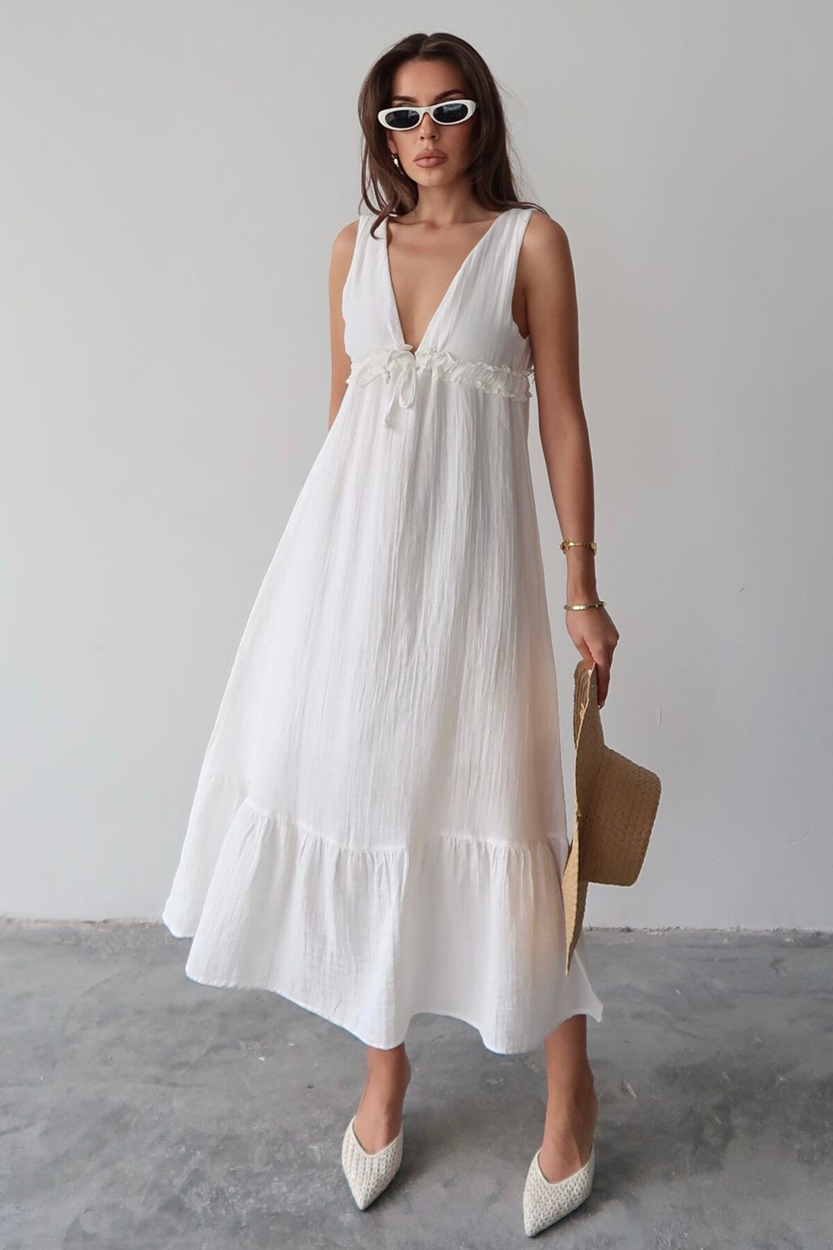 Beyaz V Yaka Fırfır Detaylı Astarlı Müslin Elbise