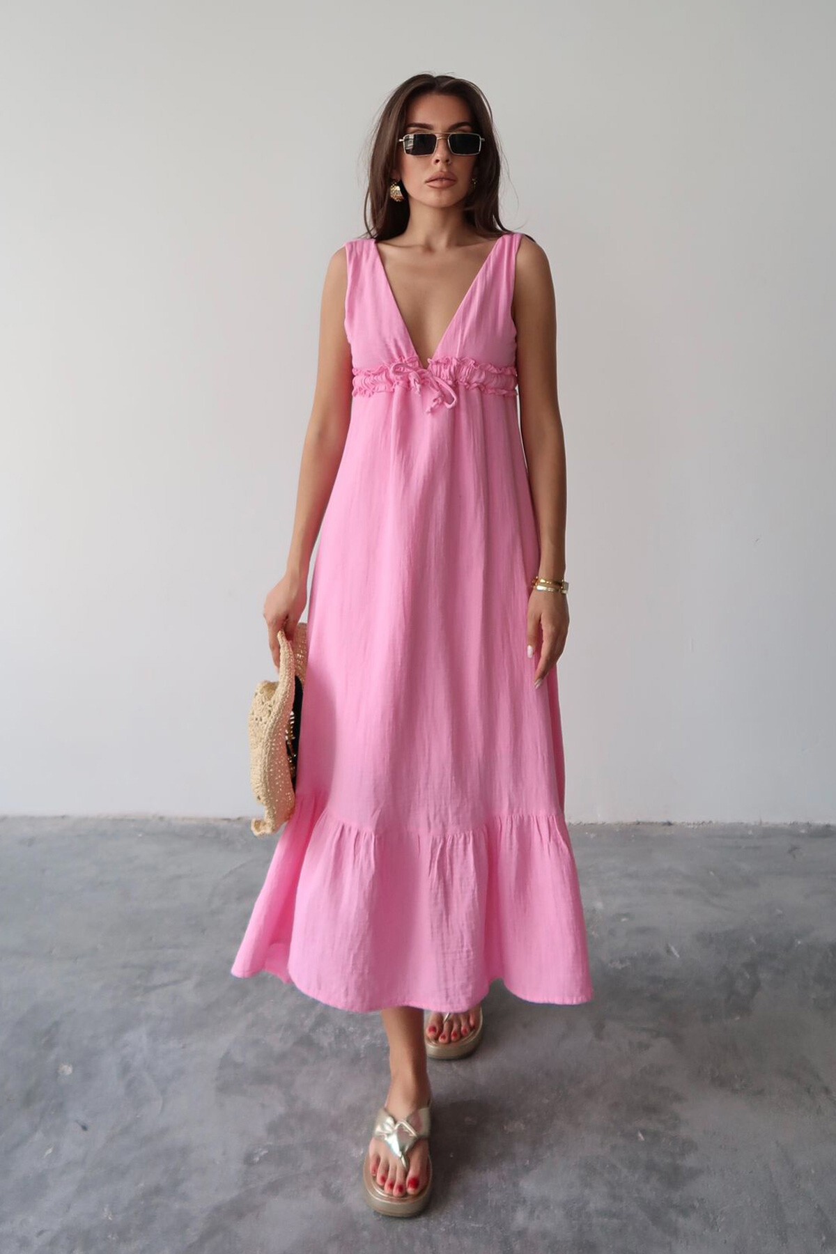 Pembe V Yaka Fırfır Detaylı Astarlı Müslin Elbise