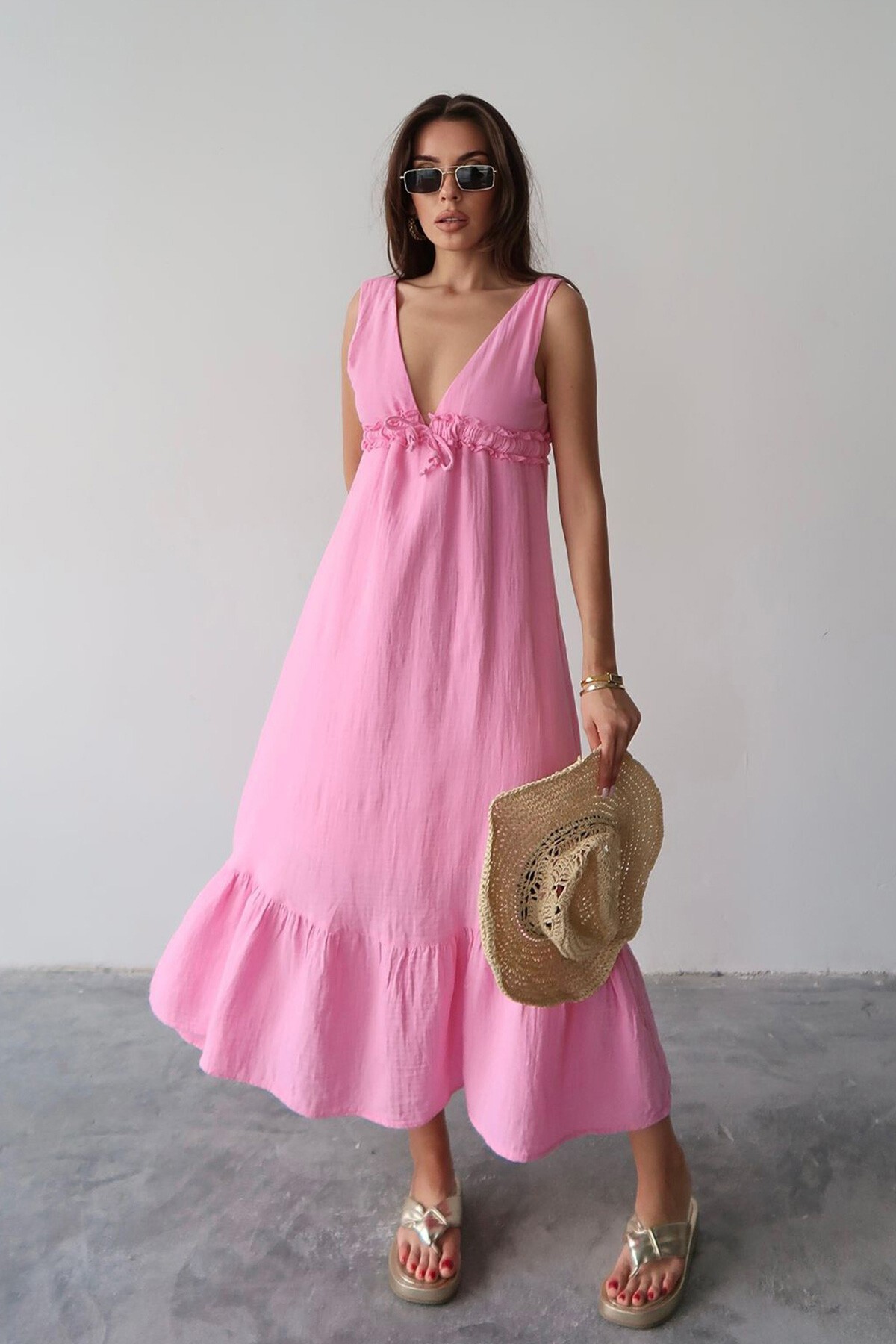 Pembe V Yaka Fırfır Detaylı Astarlı Müslin Elbise