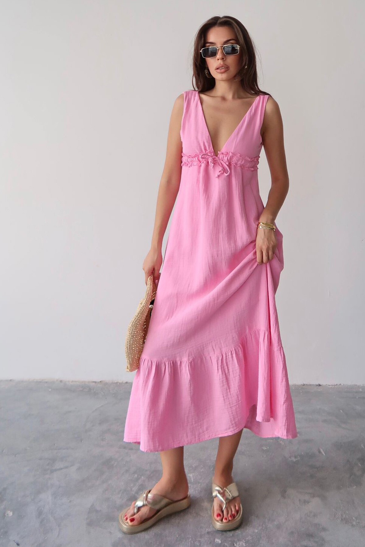 Pembe V Yaka Fırfır Detaylı Astarlı Müslin Elbise