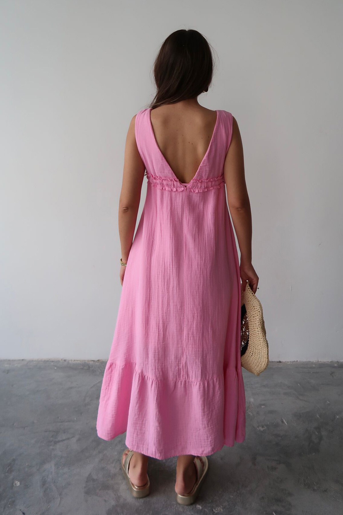 Pembe V Yaka Fırfır Detaylı Astarlı Müslin Elbise