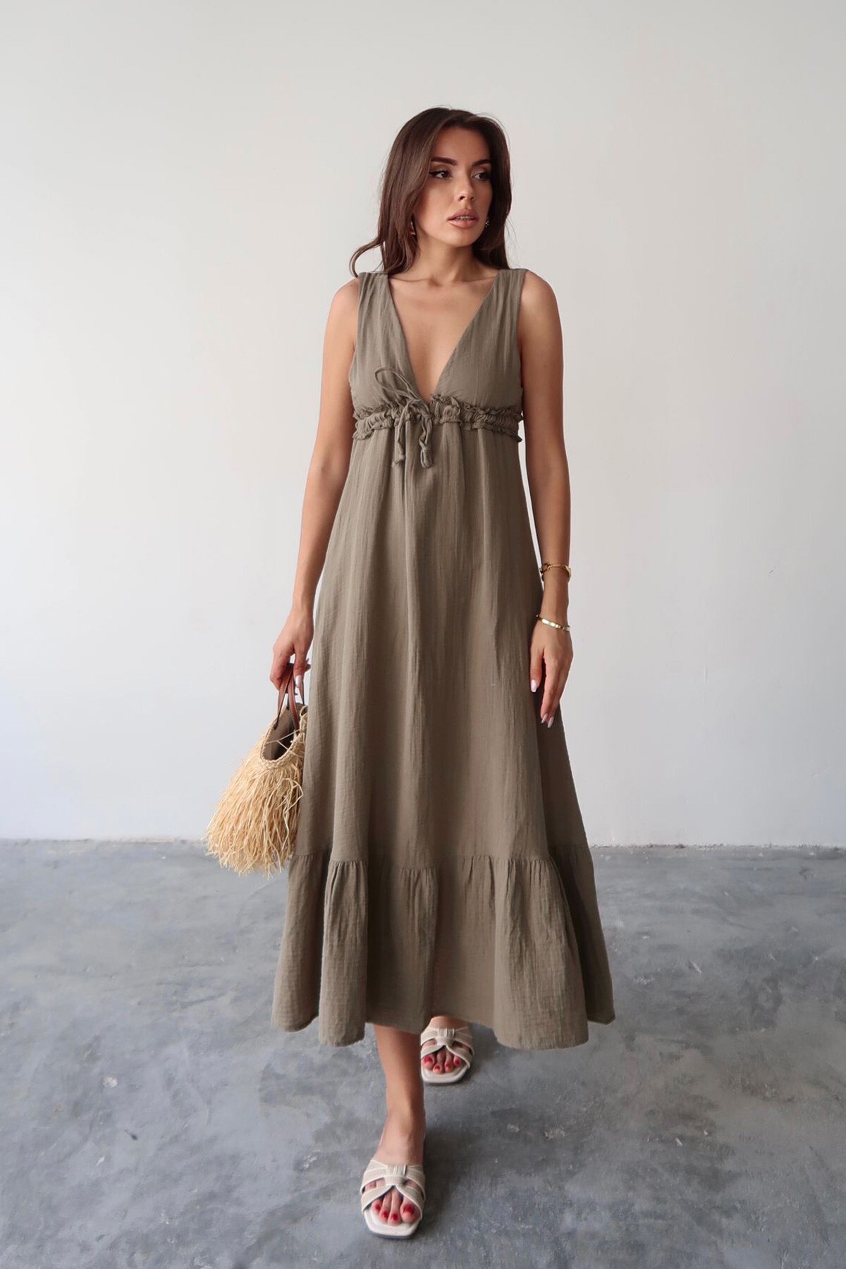 Vizon V Yaka Fırfır Detaylı Astarlı Müslin Elbise