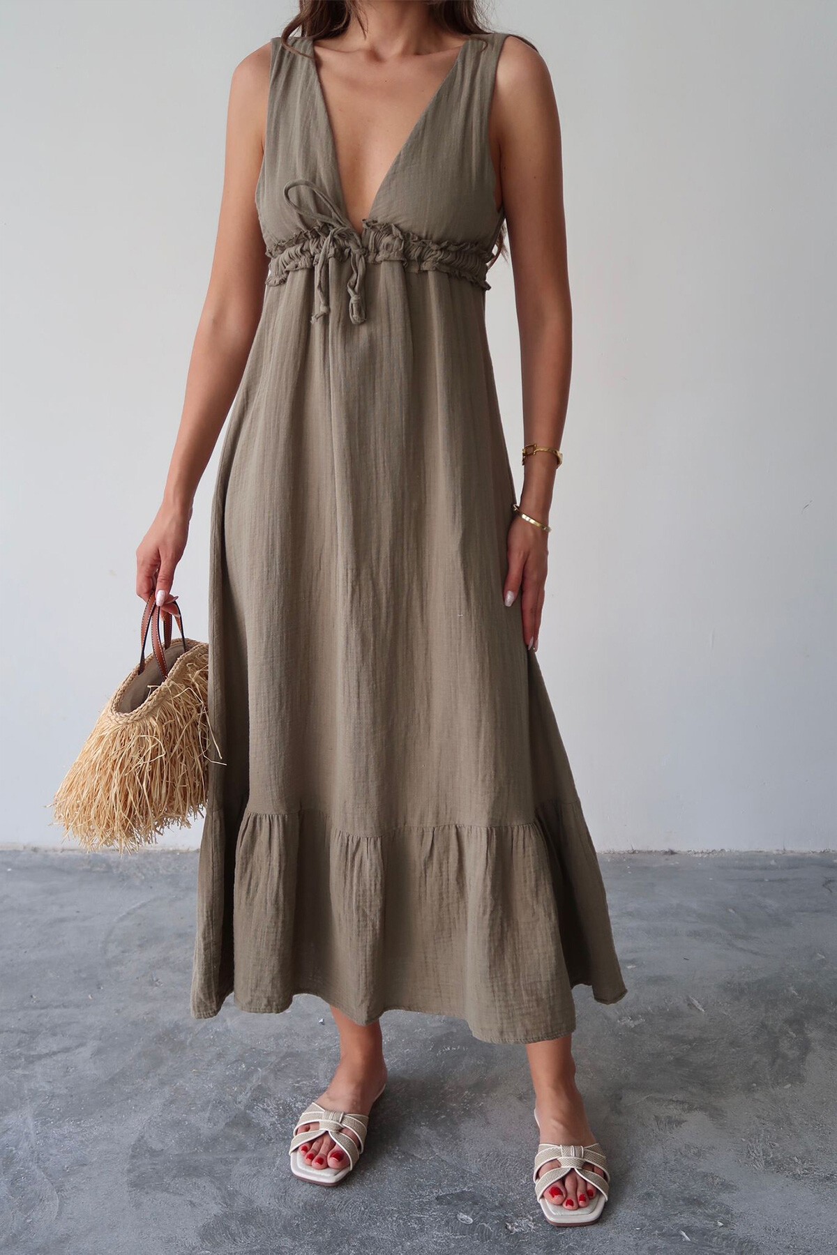 Vizon V Yaka Fırfır Detaylı Astarlı Müslin Elbise