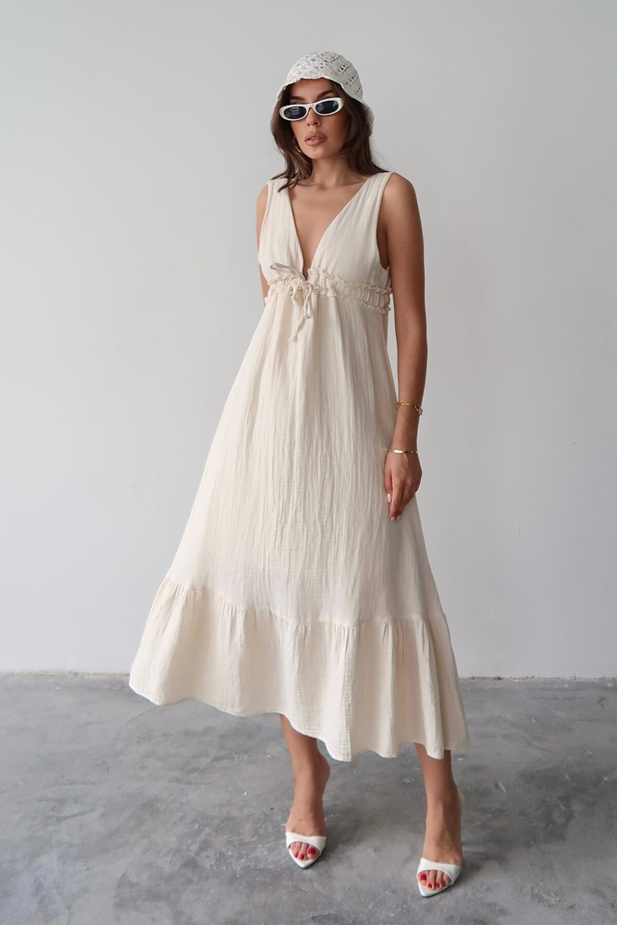 Krem V Yaka Fırfır Detaylı Astarlı Müslin Elbise