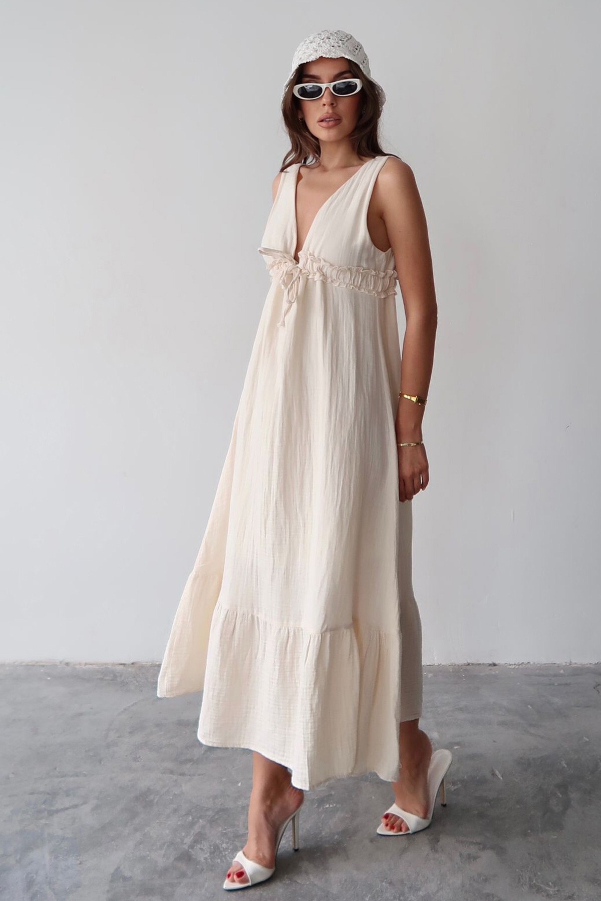 Krem V Yaka Fırfır Detaylı Astarlı Müslin Elbise