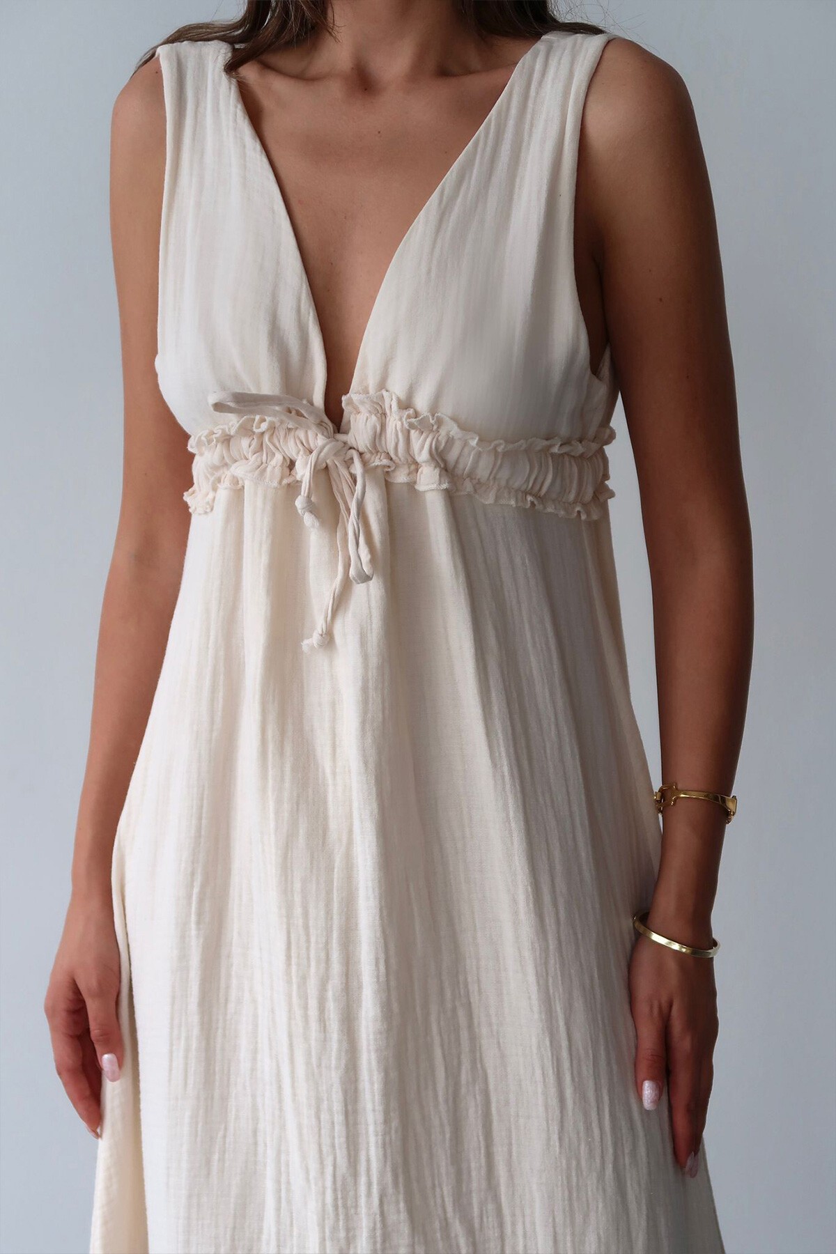 Krem V Yaka Fırfır Detaylı Astarlı Müslin Elbise