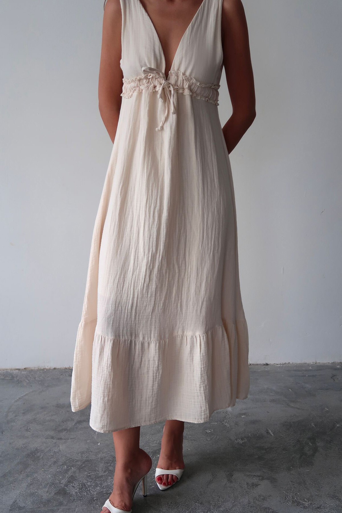 Krem V Yaka Fırfır Detaylı Astarlı Müslin Elbise