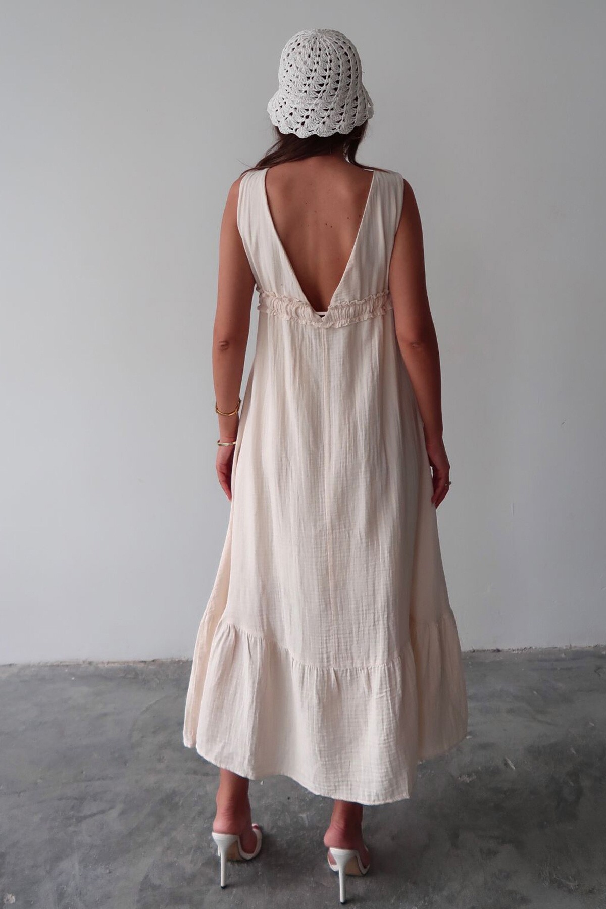 Krem V Yaka Fırfır Detaylı Astarlı Müslin Elbise