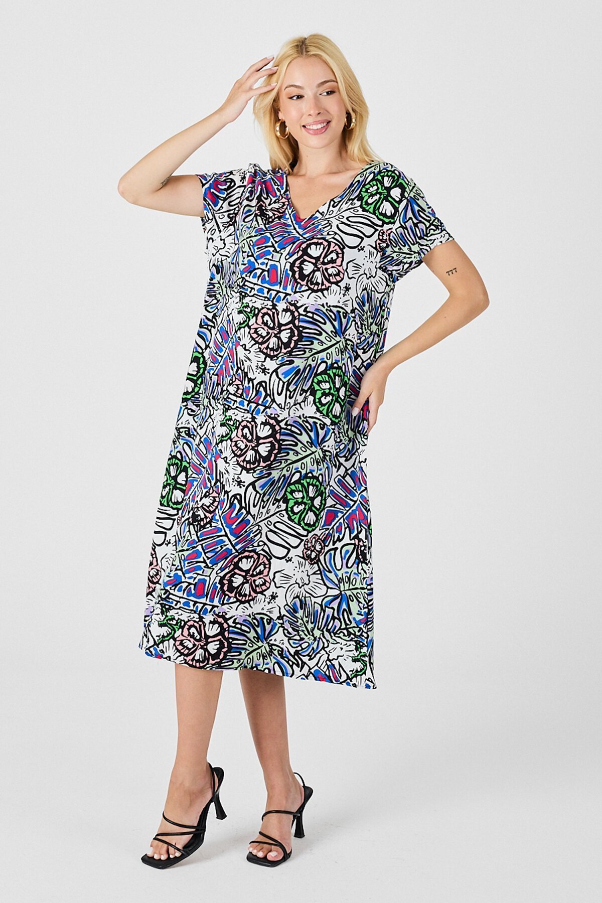 Yeşil Çiçekli V Yaka Kısa Kollu Midi Boy Desenli Elbise