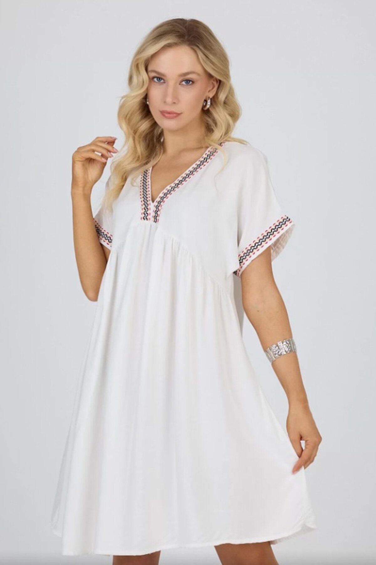 Beyaz V Yaka Kısa Kollu Midi Boy Rahat Kesim Elbise
