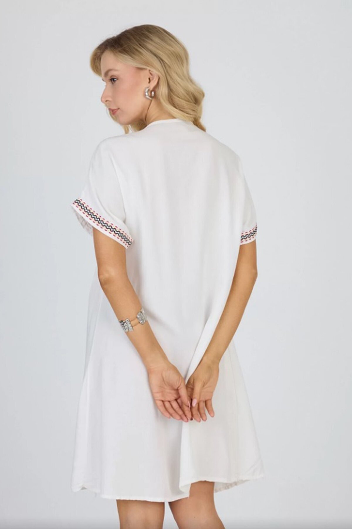 Beyaz V Yaka Kısa Kollu Midi Boy Rahat Kesim Elbise