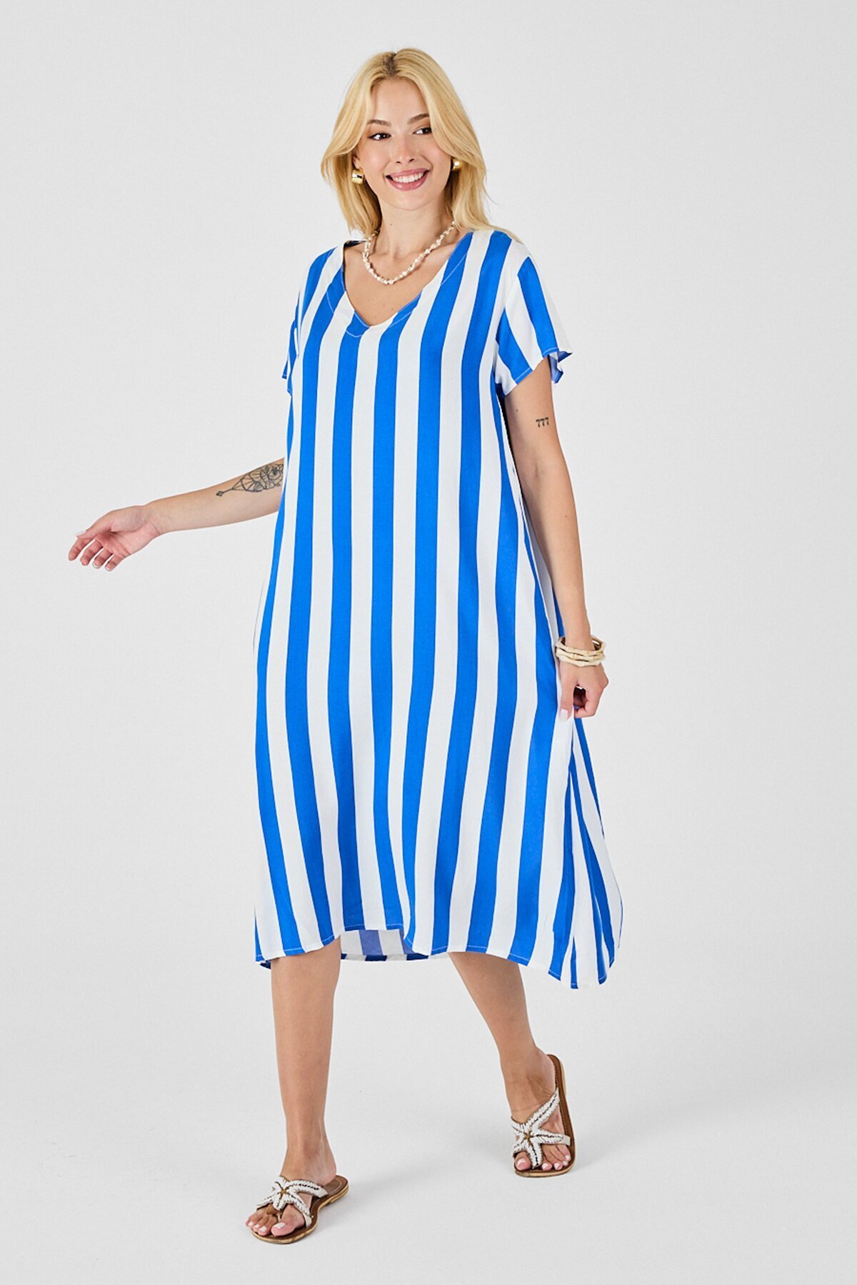 Mavi V Yaka Kısa Kollu Rahat Kesim Elbise