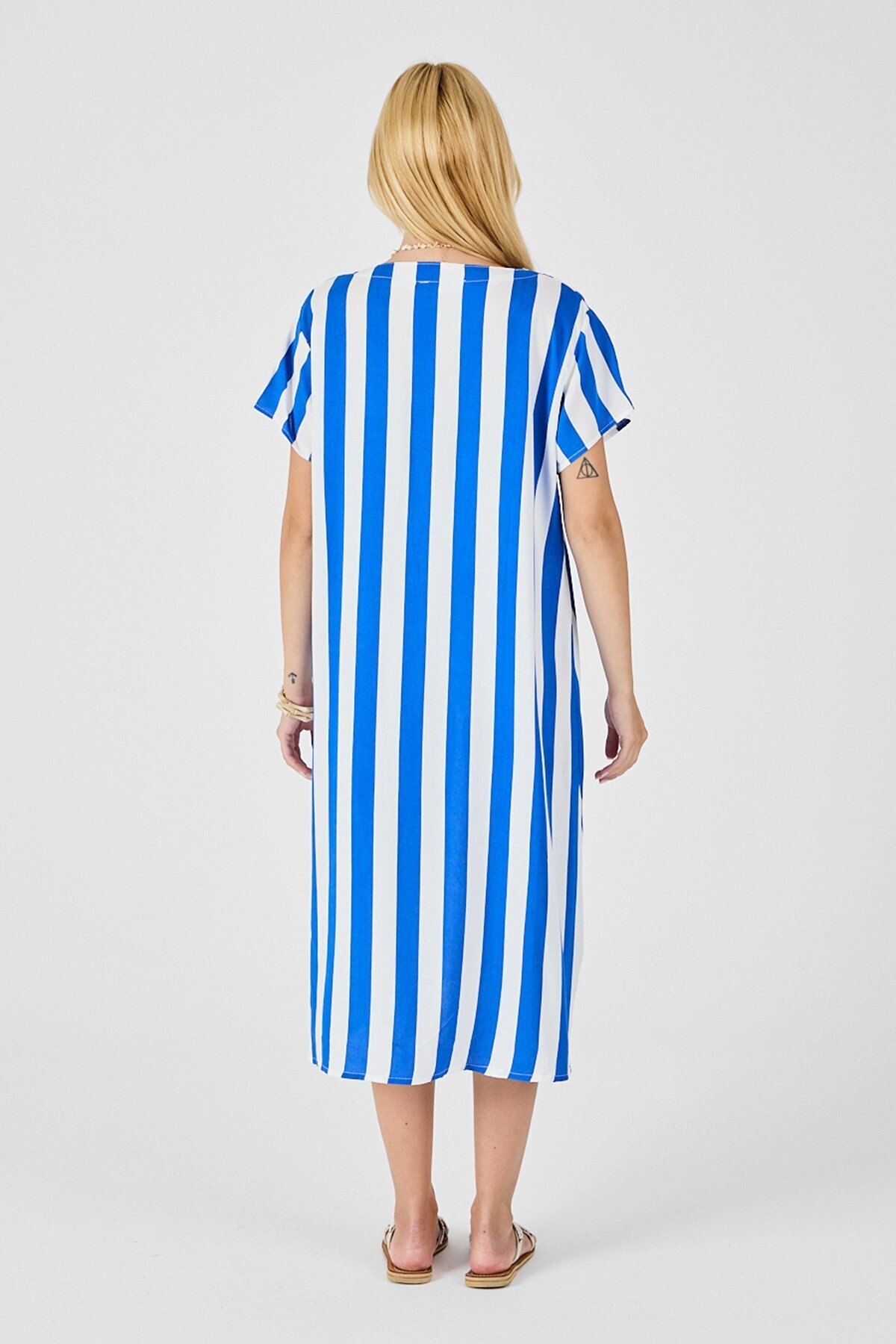 Mavi V Yaka Kısa Kollu Rahat Kesim Elbise