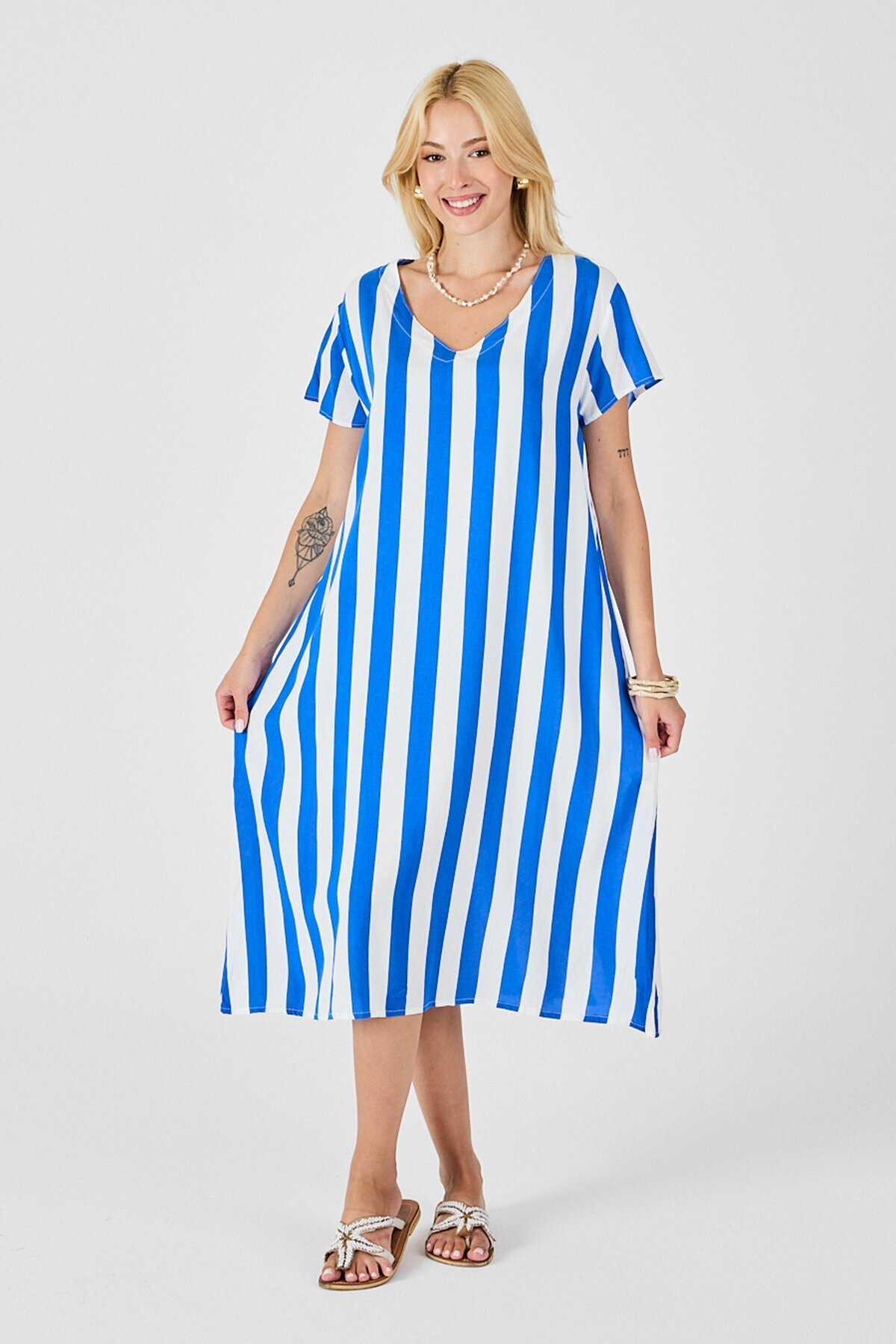 Mavi V Yaka Kısa Kollu Rahat Kesim Elbise