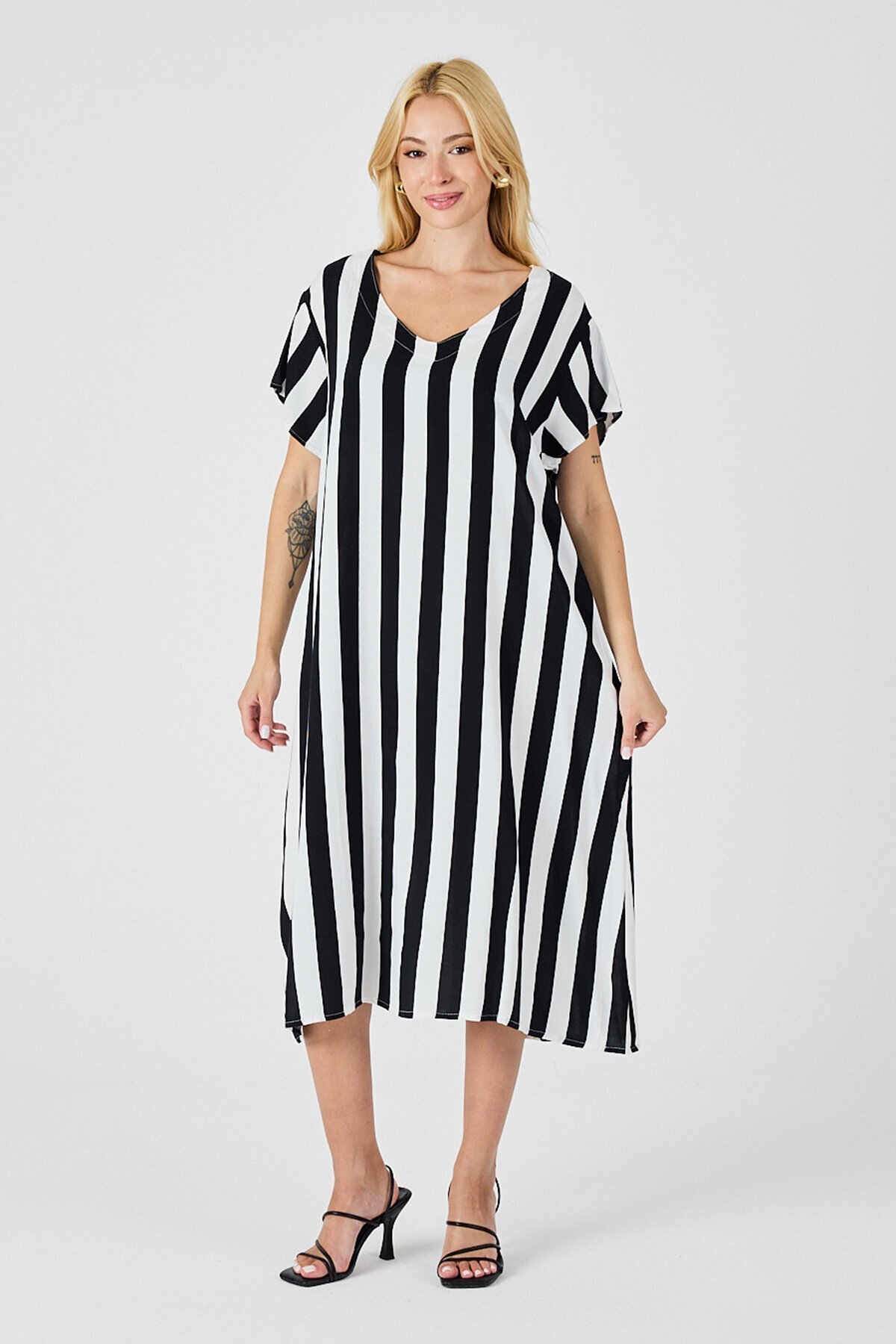 Siyah-Beyaz V Yaka Kısa Kollu Rahat Kesim Elbise