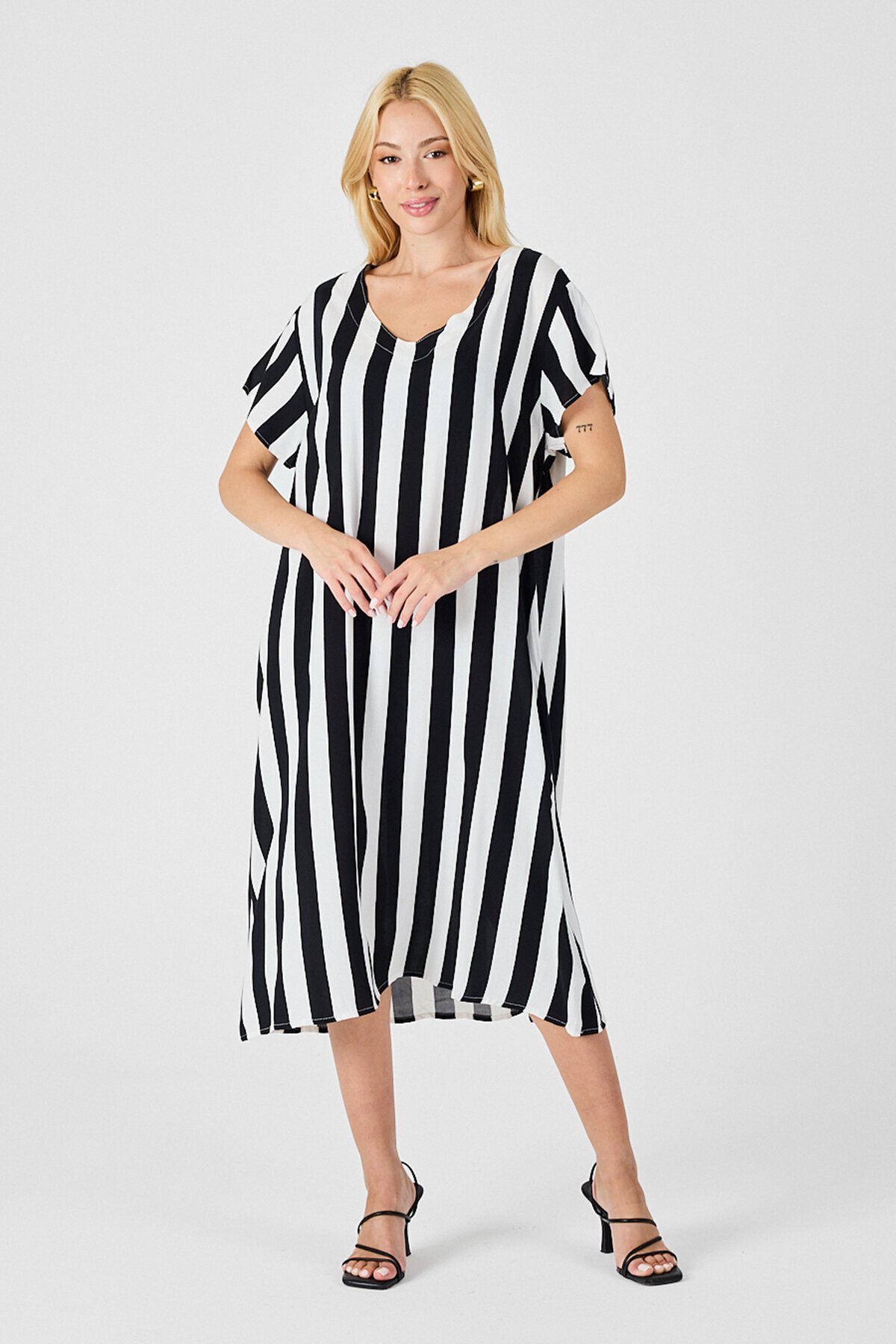 Siyah-Beyaz V Yaka Kısa Kollu Rahat Kesim Elbise