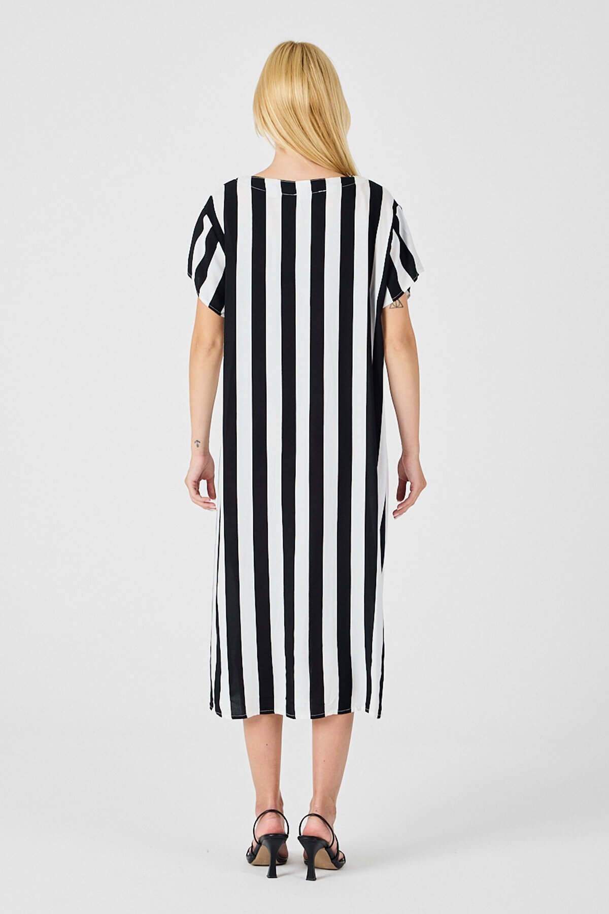 Siyah-Beyaz V Yaka Kısa Kollu Rahat Kesim Elbise