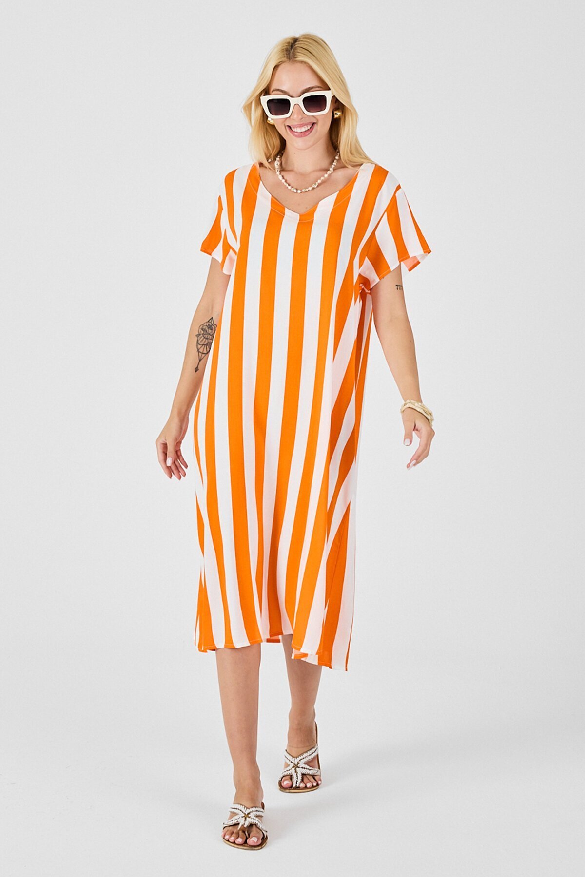 Turuncu V Yaka Kısa Kollu Rahat Kesim Elbise