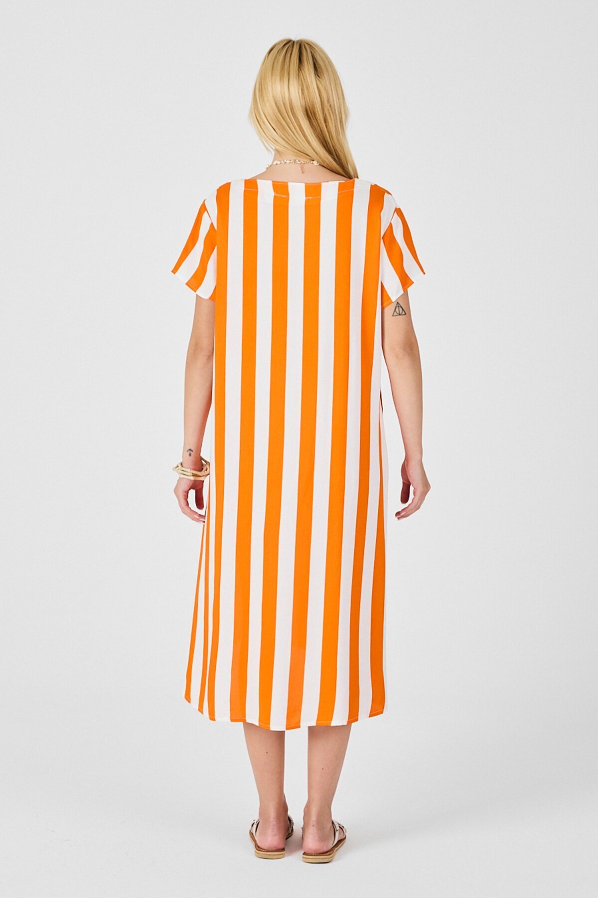 Turuncu V Yaka Kısa Kollu Rahat Kesim Elbise