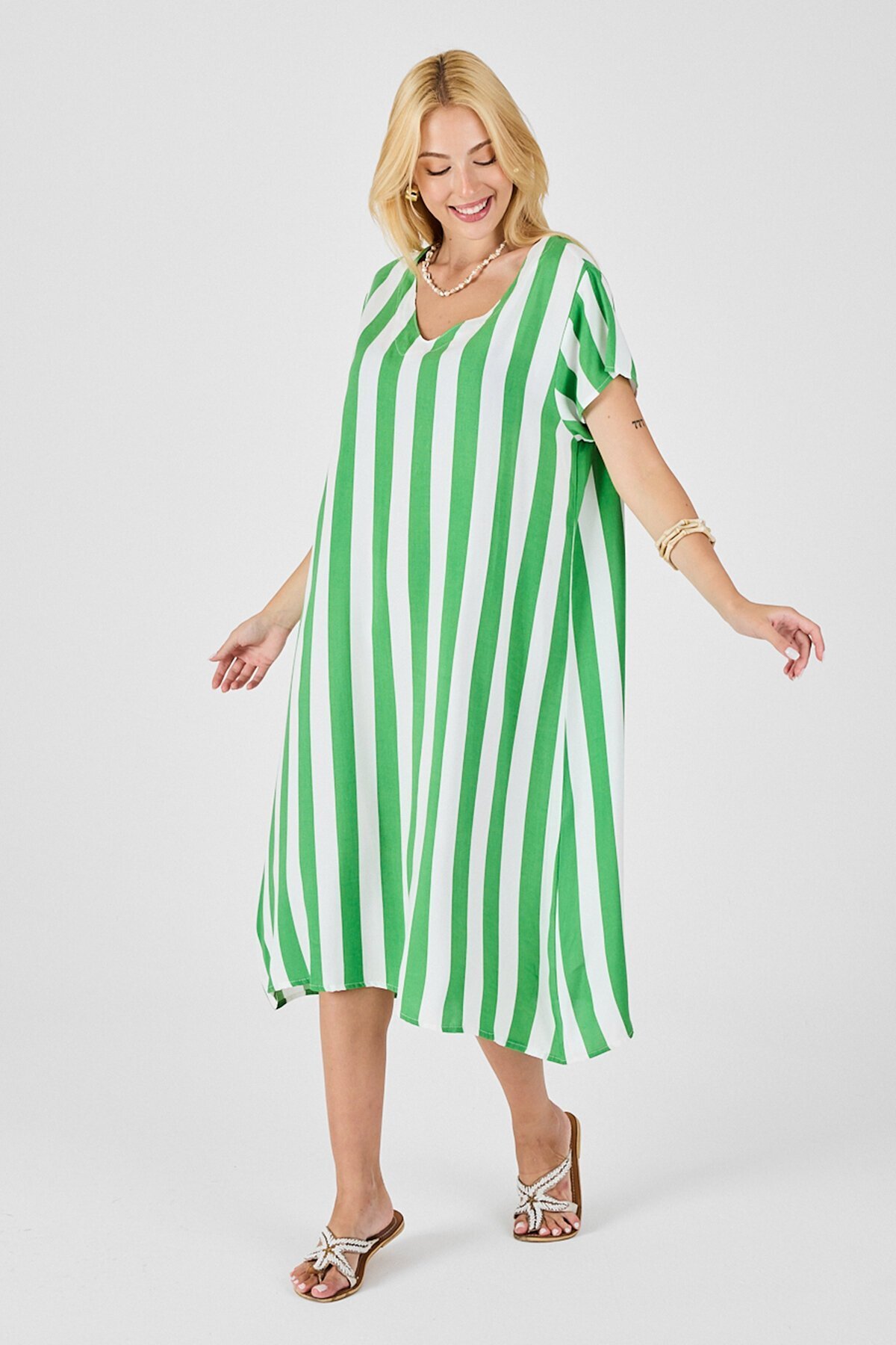 Yeşil V Yaka Kısa Kollu Rahat Kesim Elbise