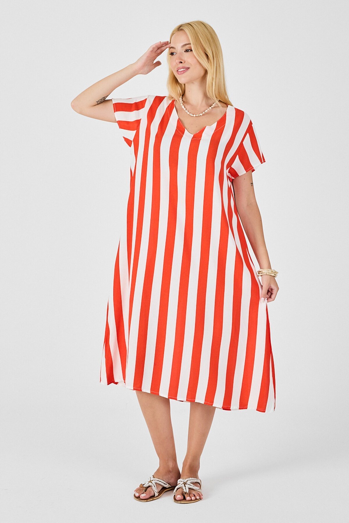 Mercan V Yaka Kısa Kollu Rahat Kesim Elbise