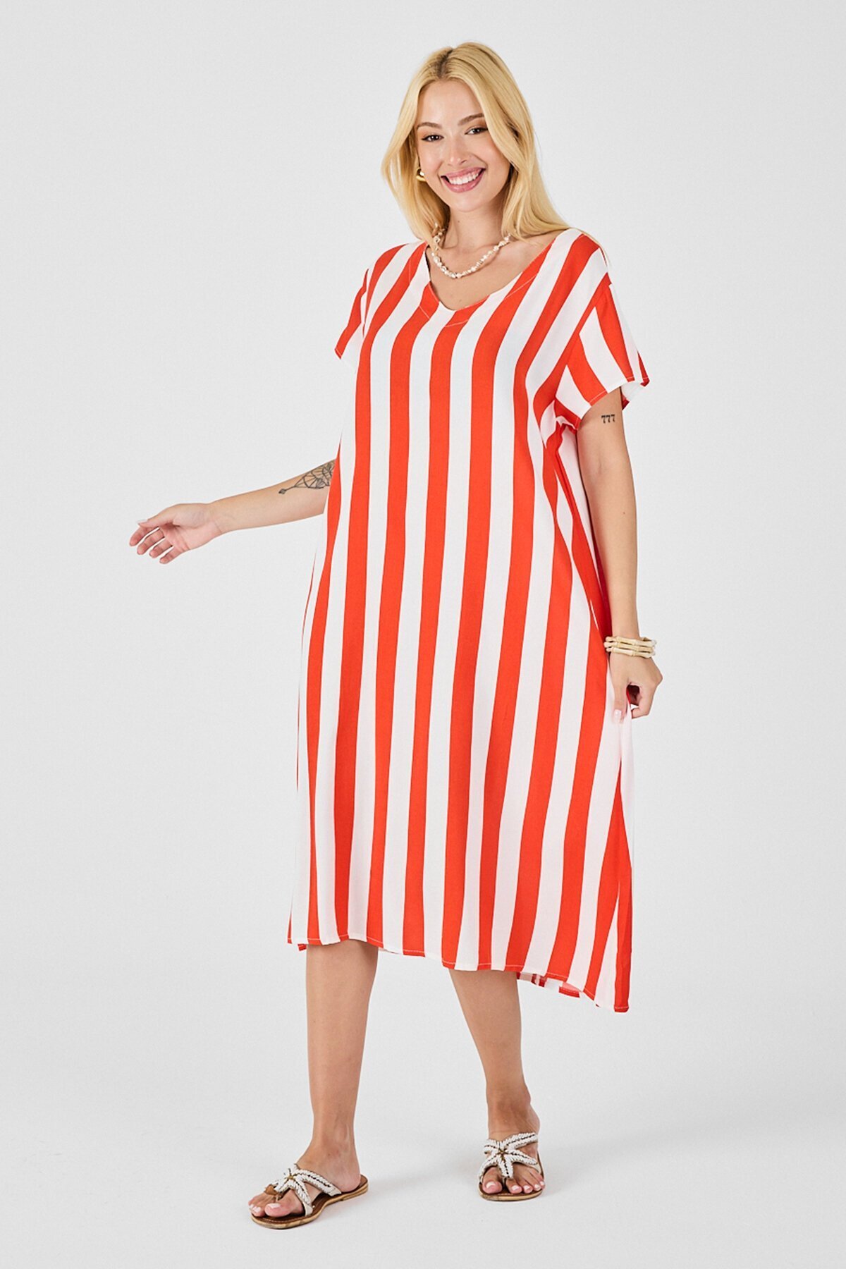 Mercan V Yaka Kısa Kollu Rahat Kesim Elbise