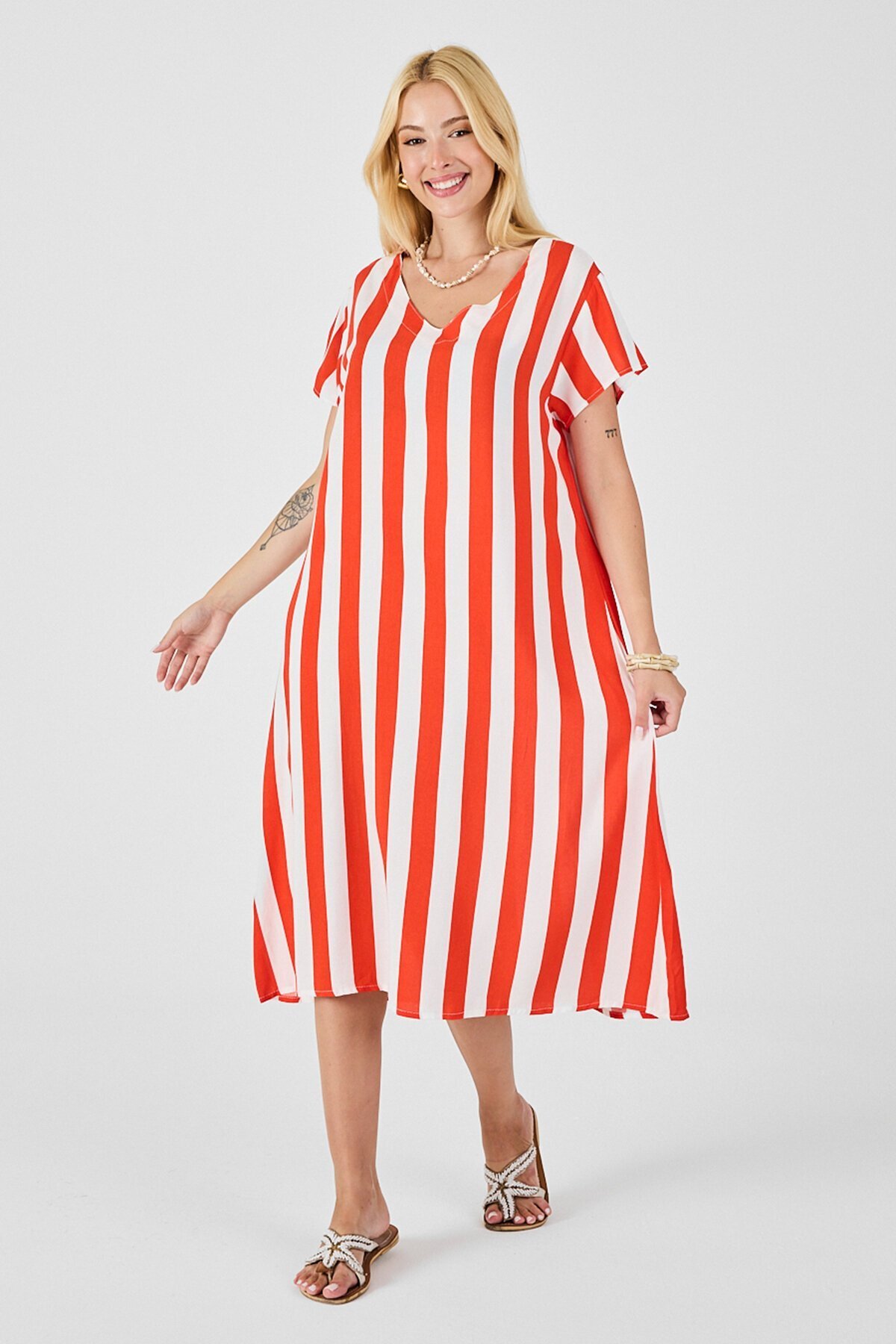 Mercan V Yaka Kısa Kollu Rahat Kesim Elbise