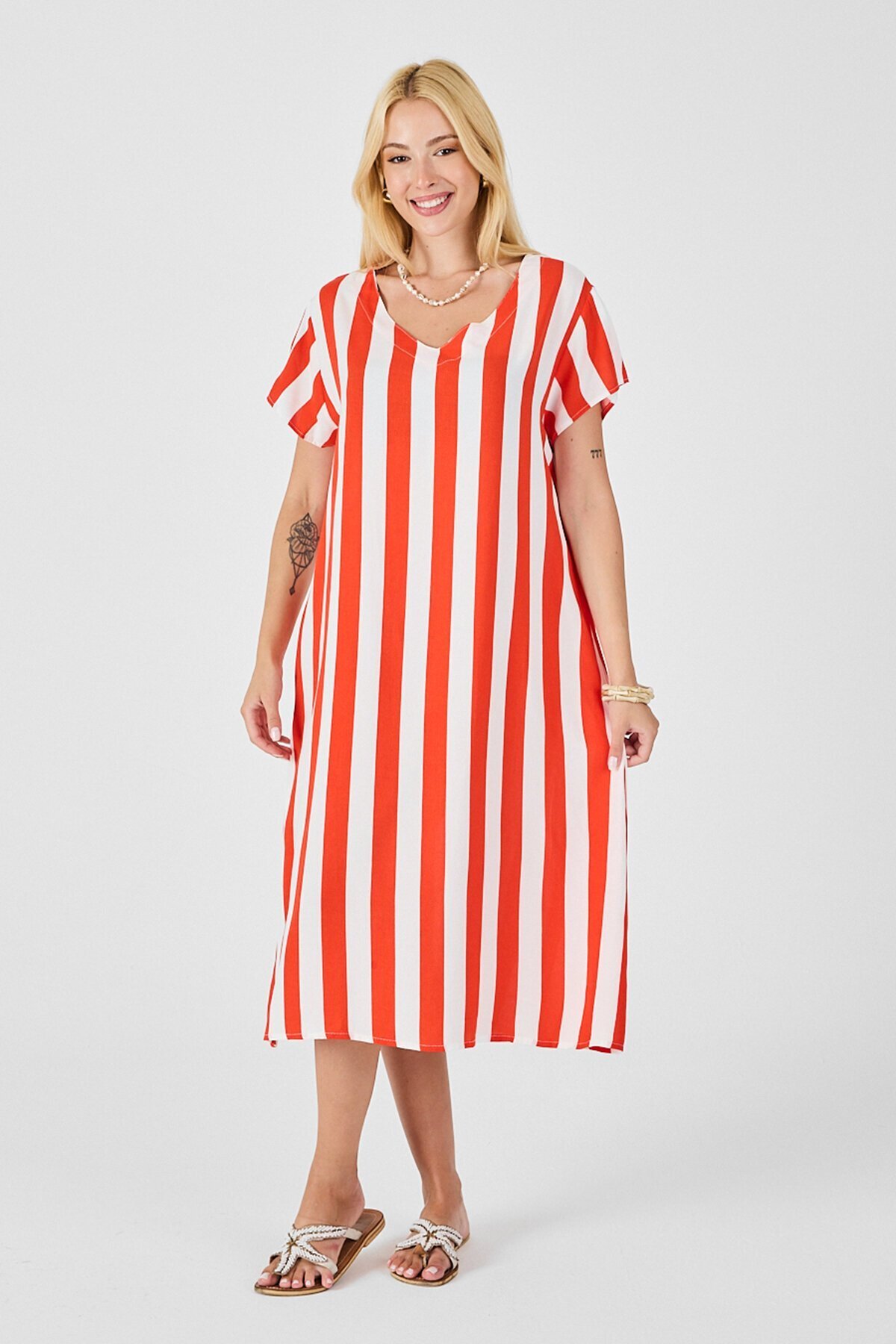 Mercan V Yaka Kısa Kollu Rahat Kesim Elbise