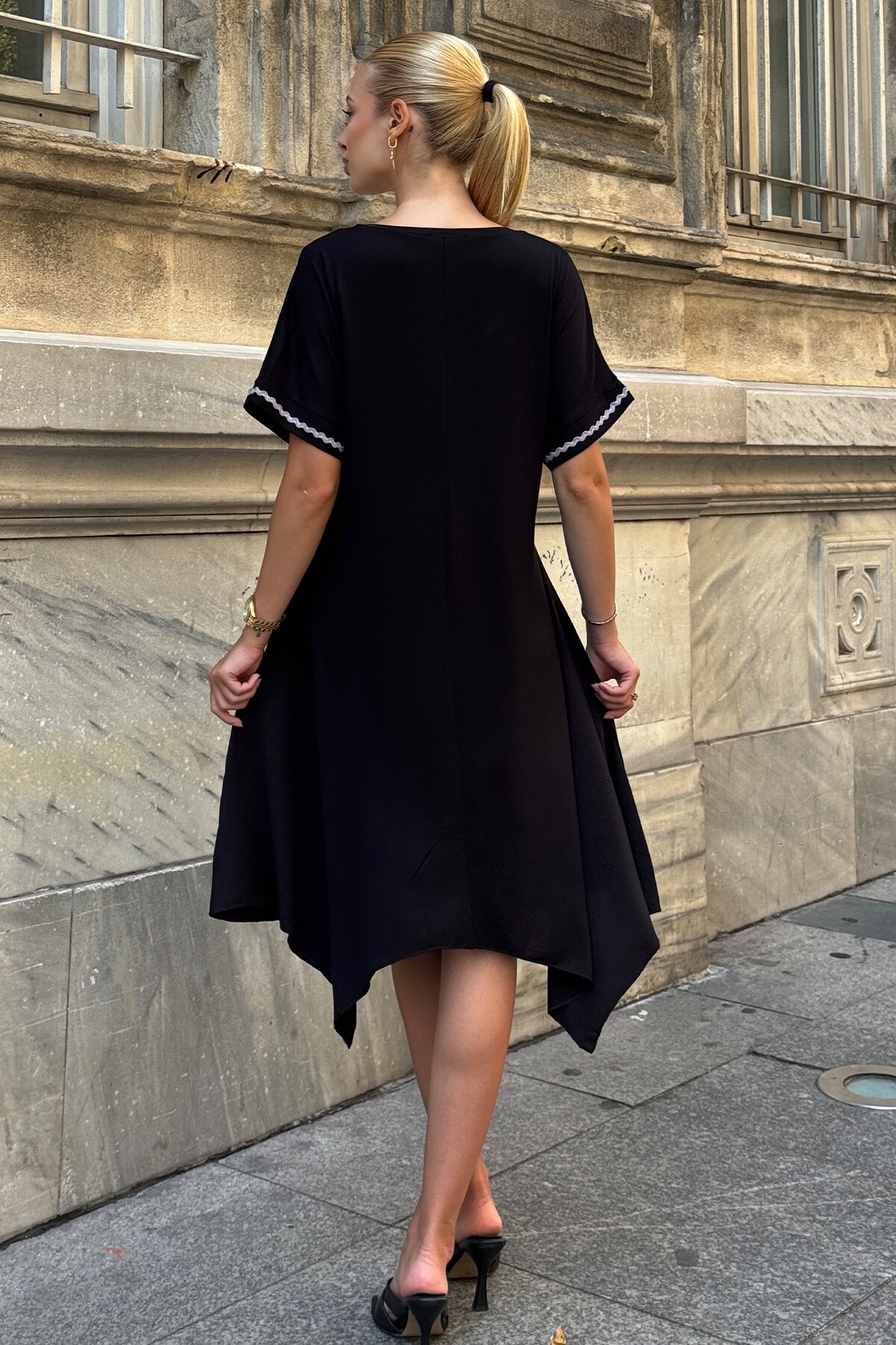 Siyah V Yaka Kısa Kollu Şerit Desenli Elbise