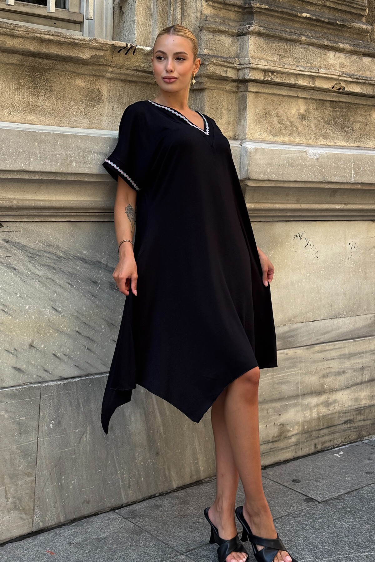 Siyah V Yaka Kısa Kollu Şerit Desenli Elbise