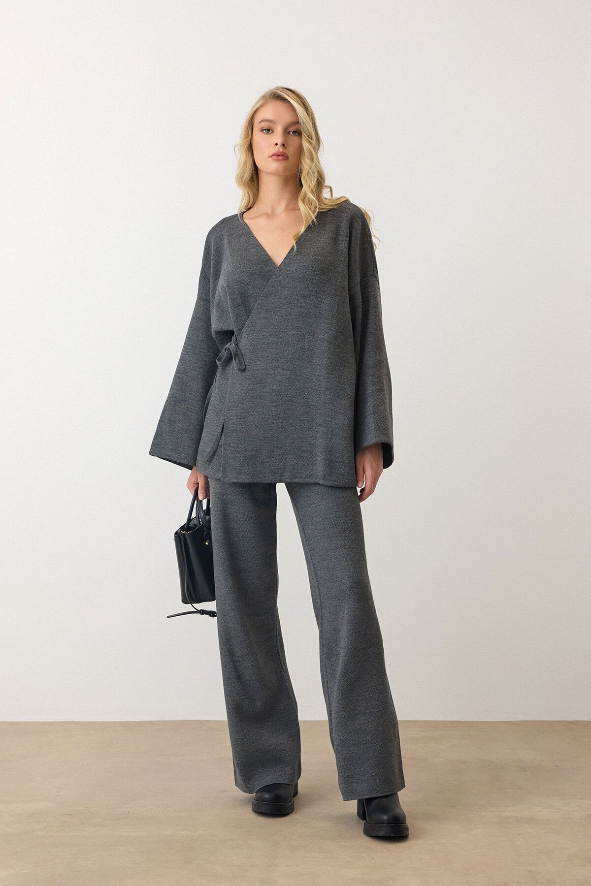 Antrasit V Yaka Kuşaklı Bol Paça İkili Takım