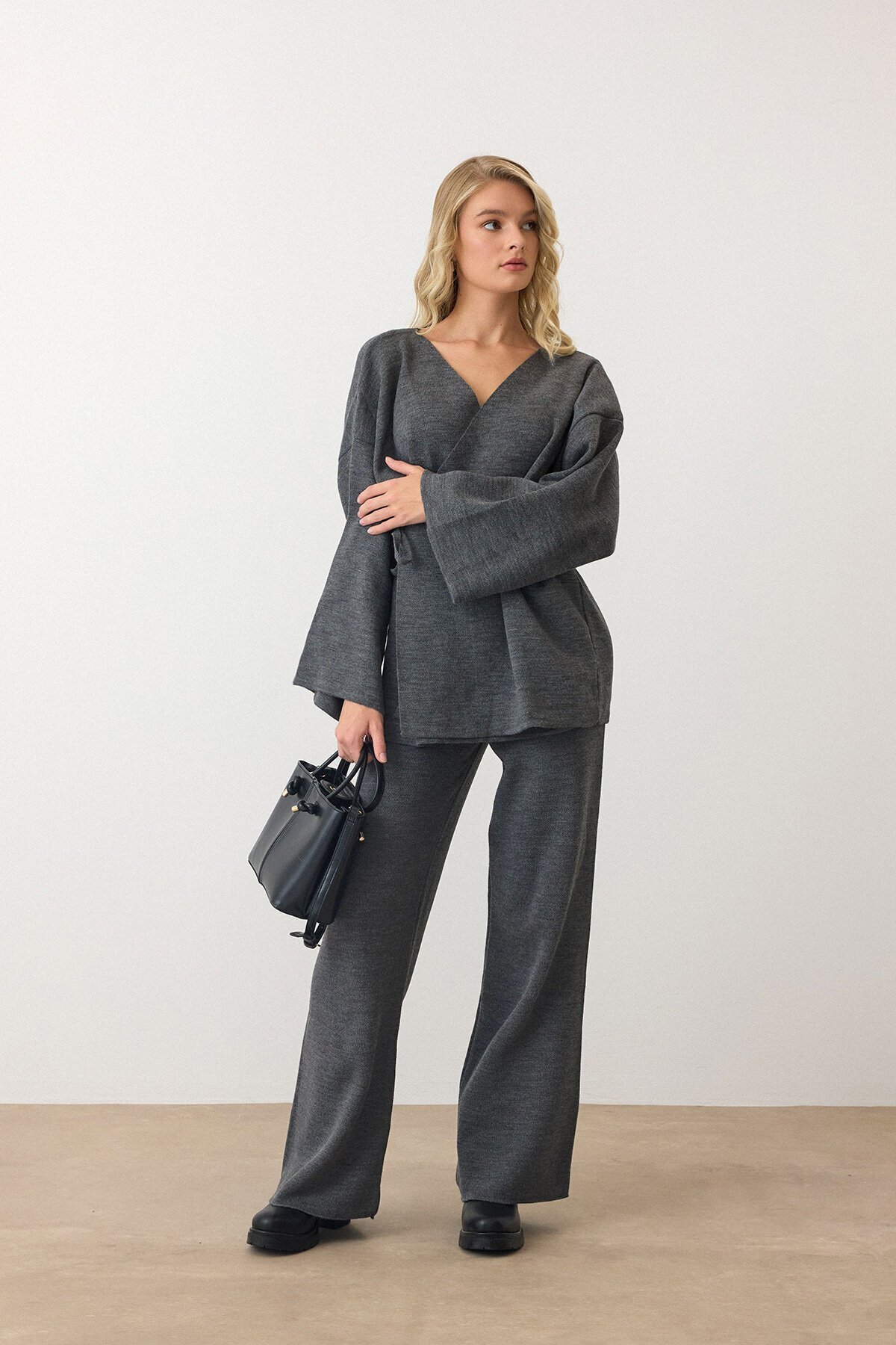 Antrasit V Yaka Kuşaklı Bol Paça İkili Takım