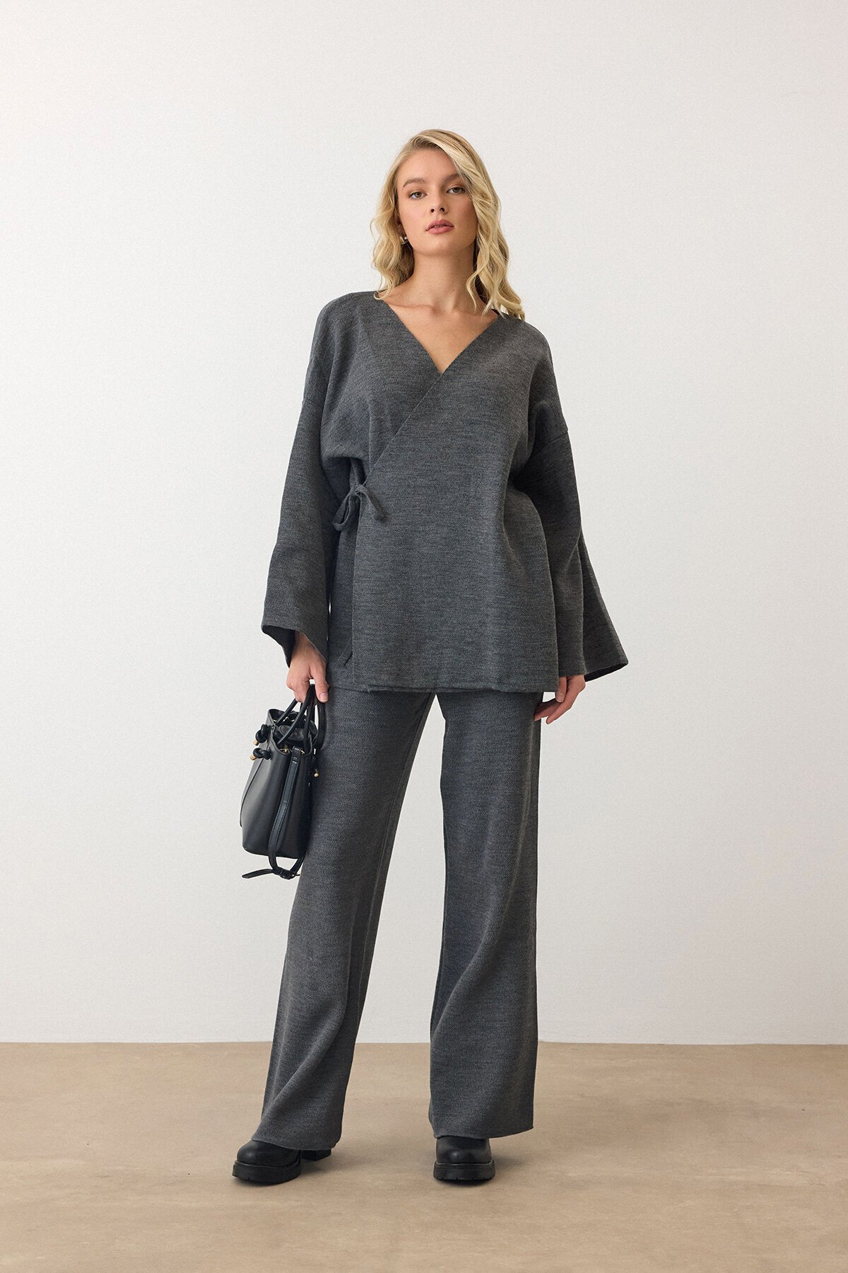 Antrasit V Yaka Kuşaklı Bol Paça İkili Takım