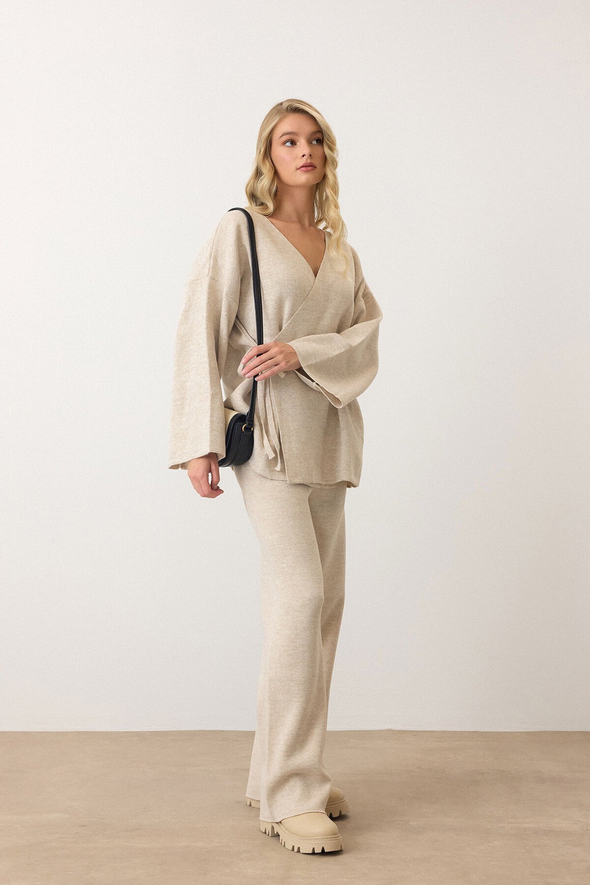 Bej V Yaka Kuşaklı Bol Paça İkili Takım